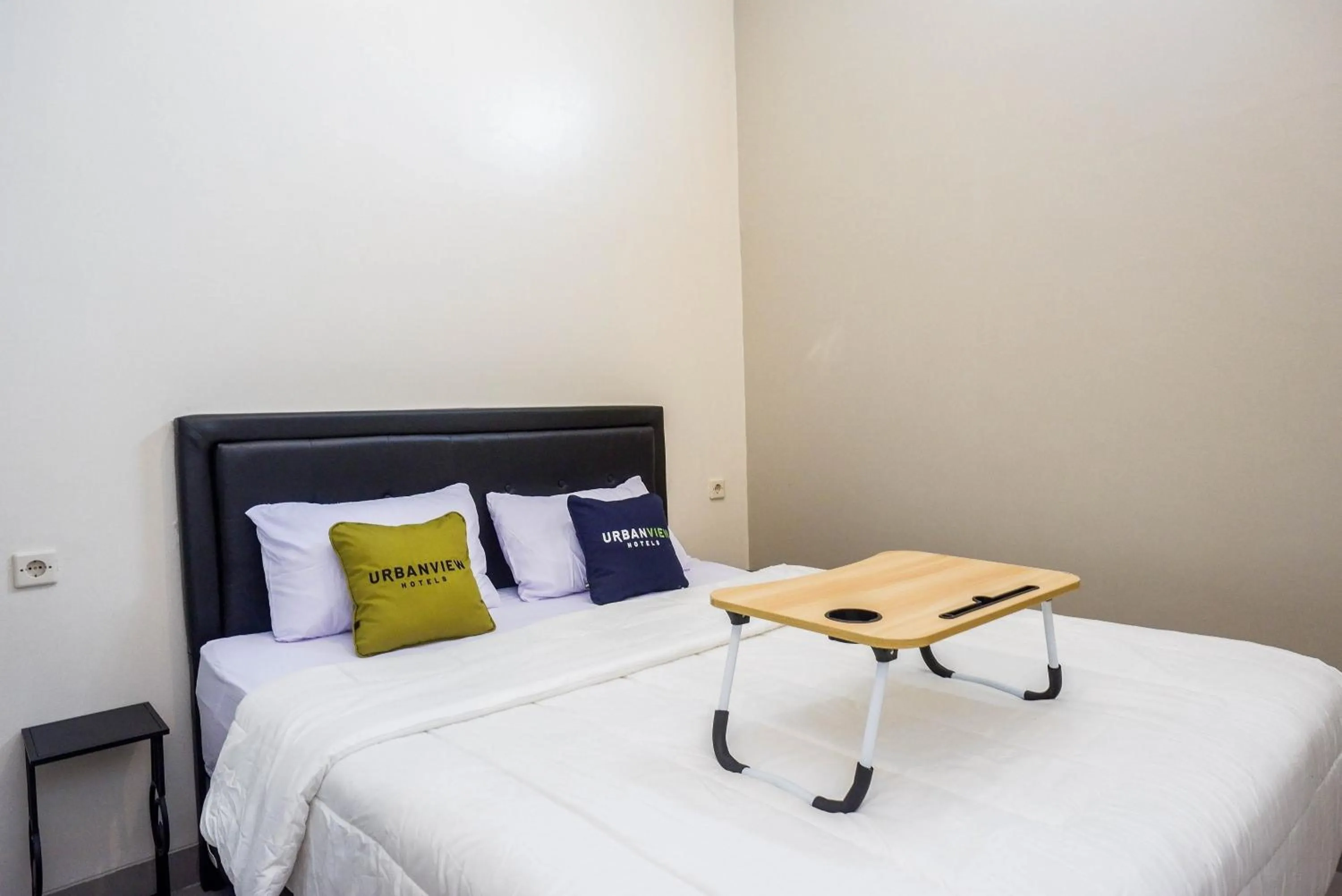 Bedroom, Bed in Urbanview Hotel near Alun Alun Tegal