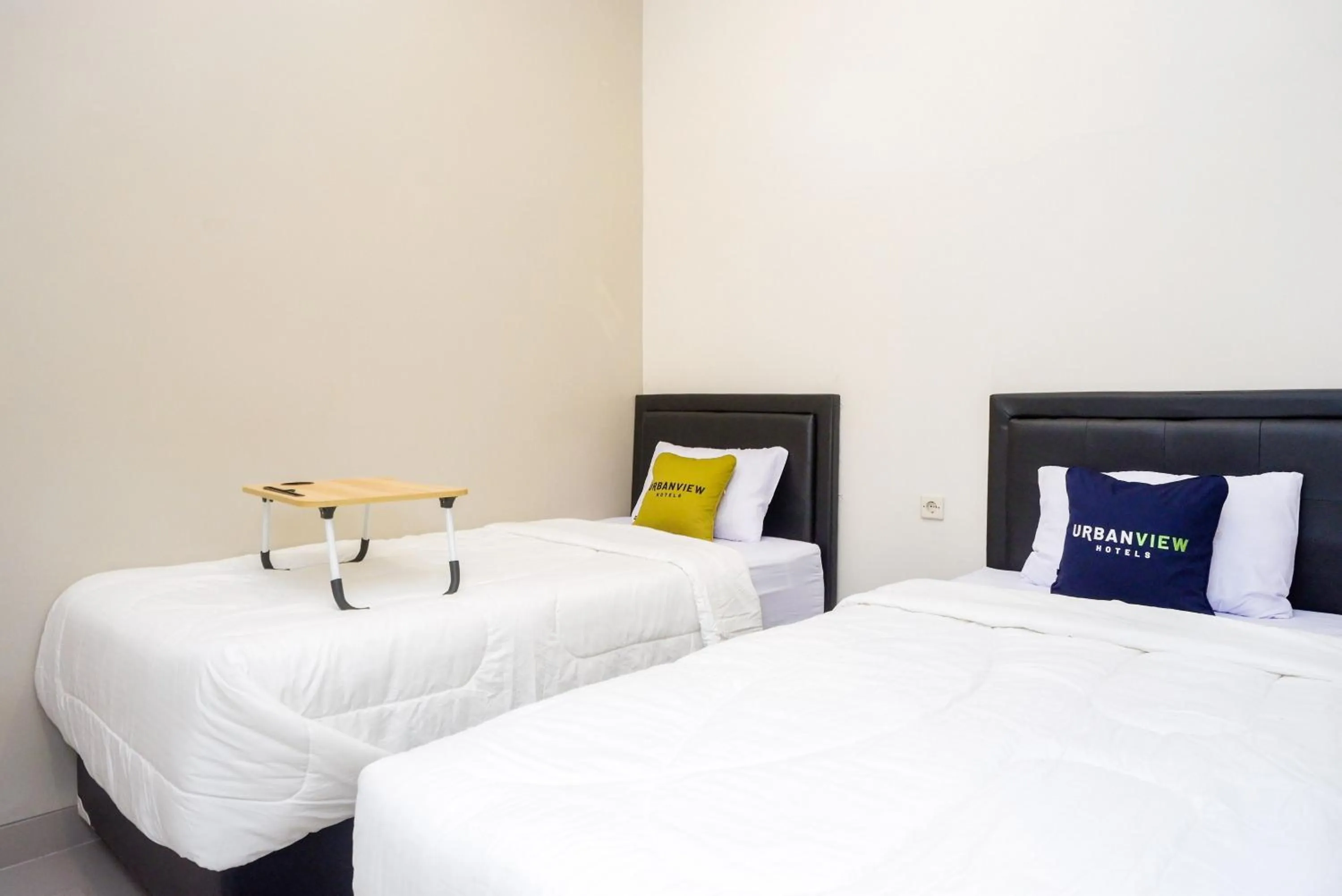 Bedroom, Bed in Urbanview Hotel near Alun Alun Tegal