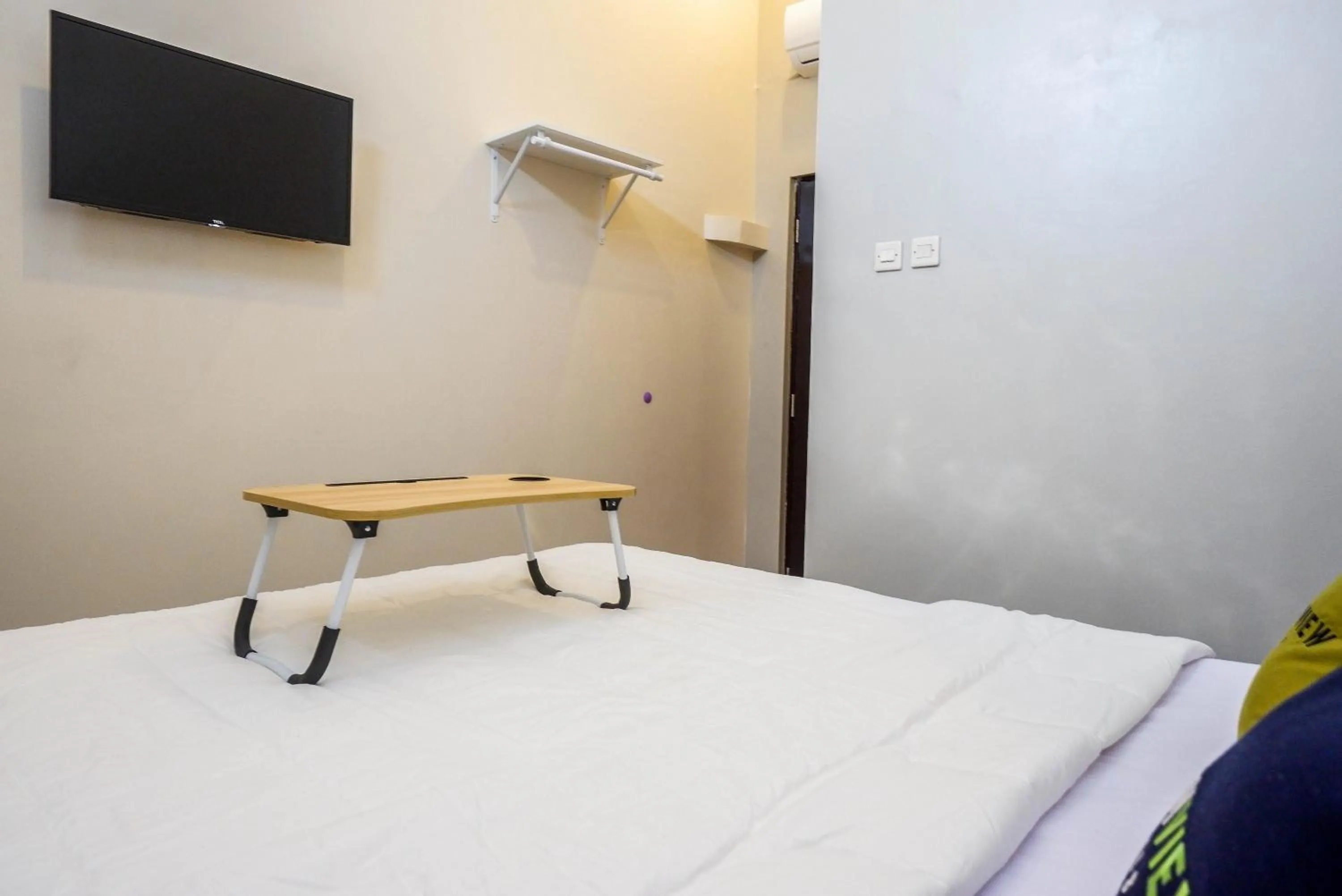 Bedroom, Bed in Urbanview Hotel near Alun Alun Tegal