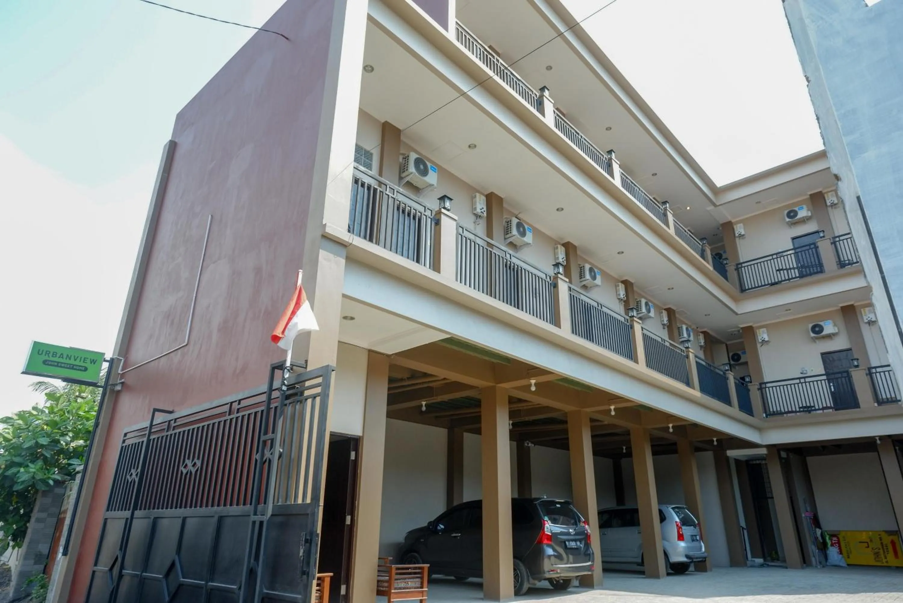 Facade/entrance in Urbanview Hotel near Alun Alun Tegal