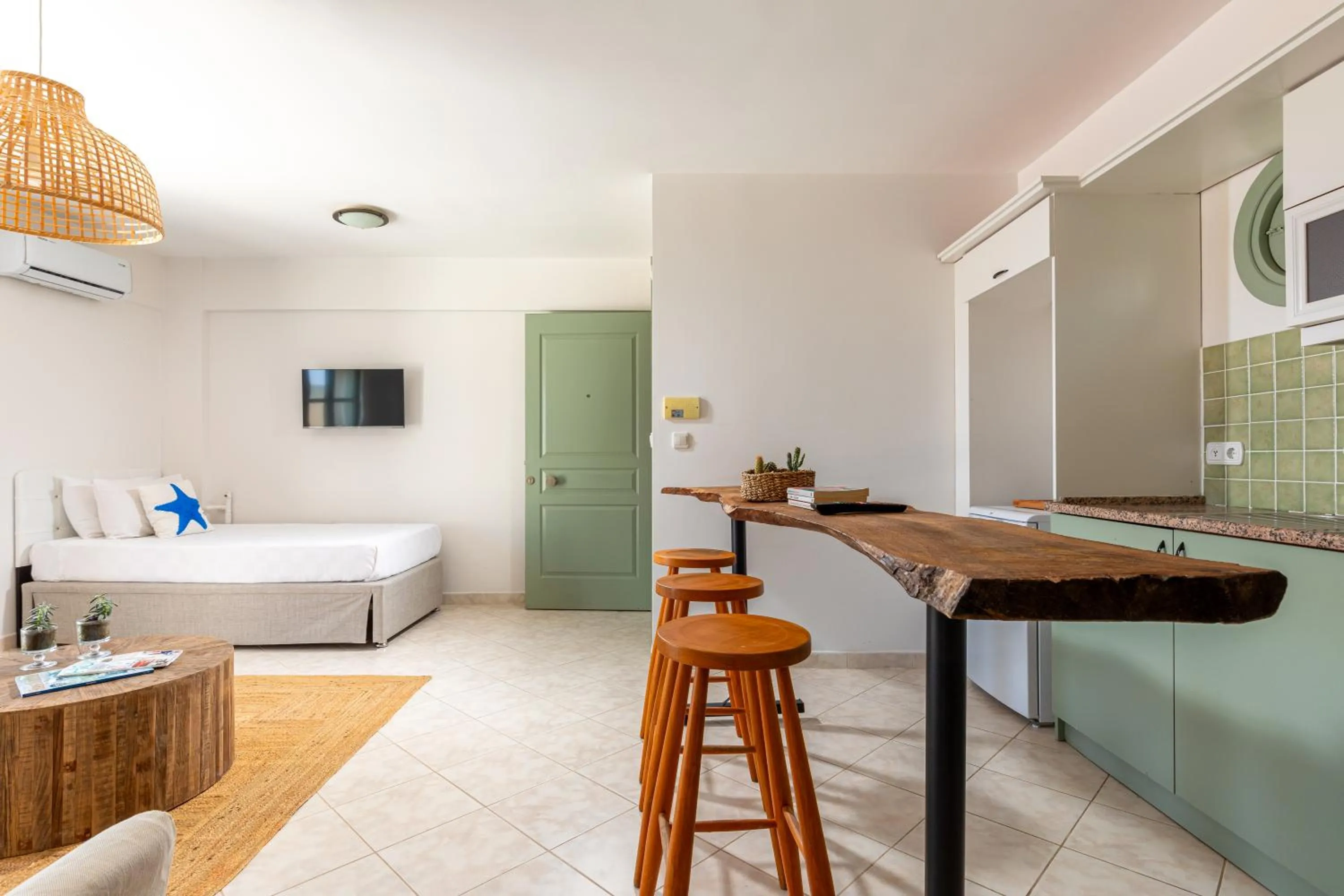 Photo of the whole room in Cumbalıca Beach Hotel