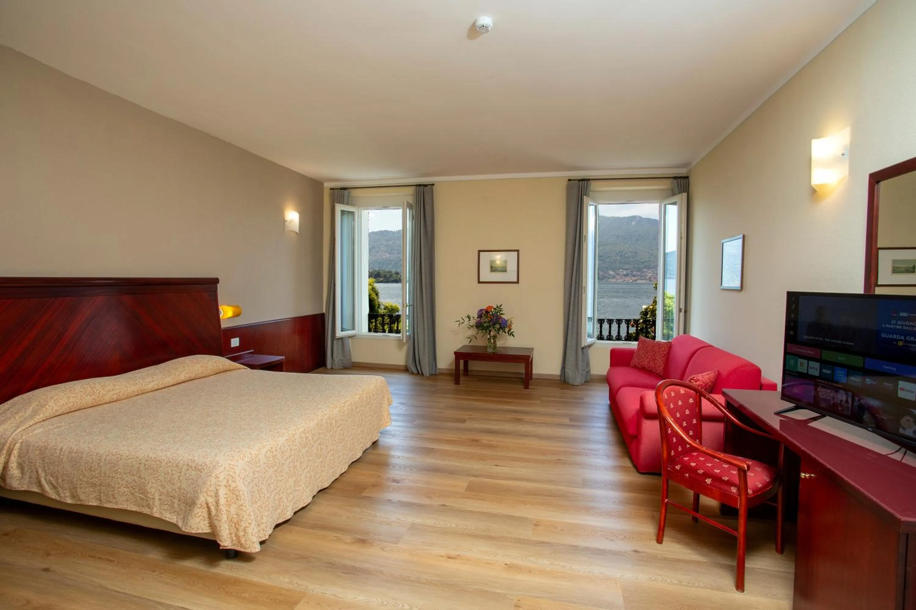 Lake view, Bed in Europalace Hotel