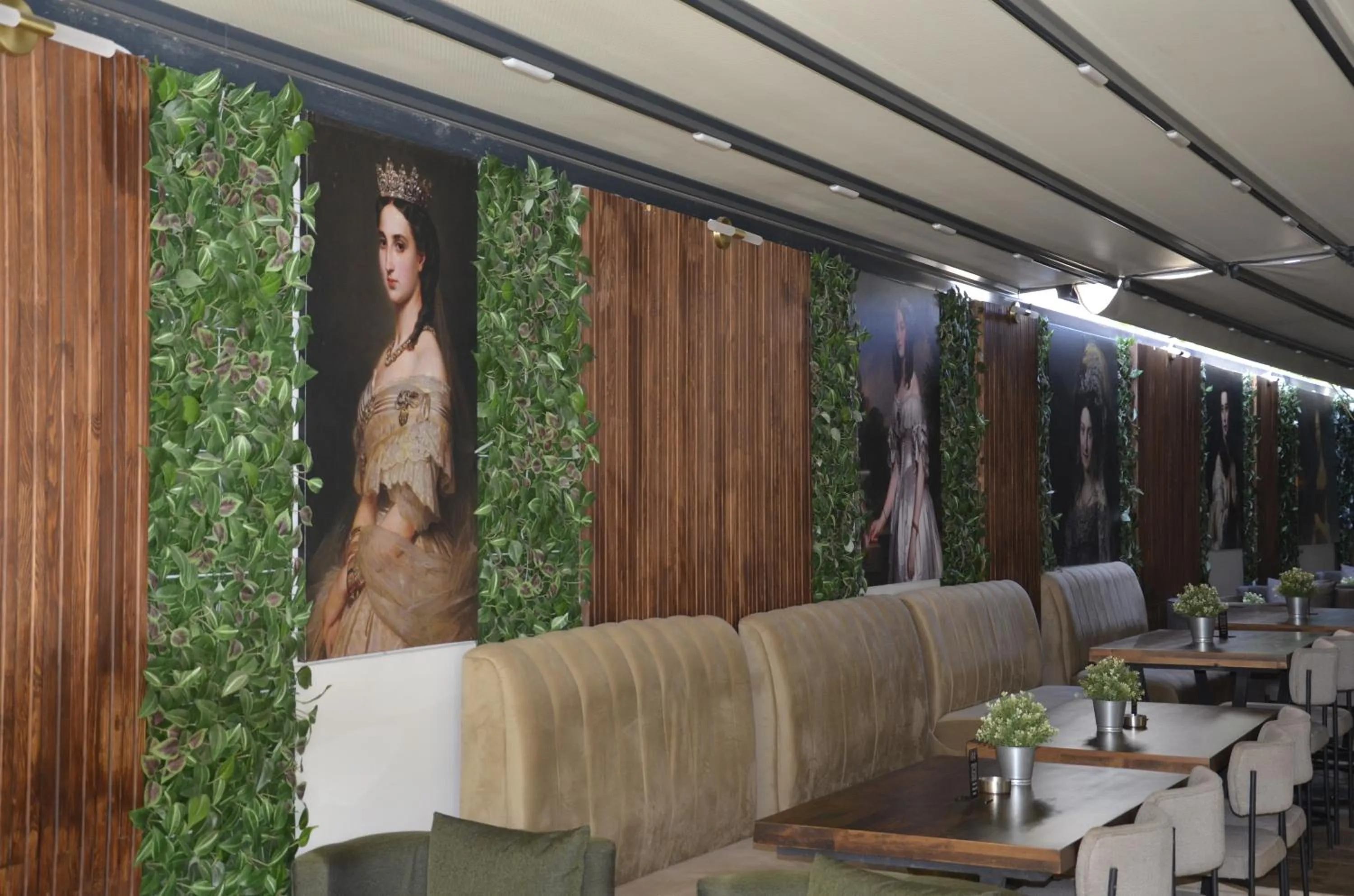 Restaurant/places to eat in Crown Salamis Hotel