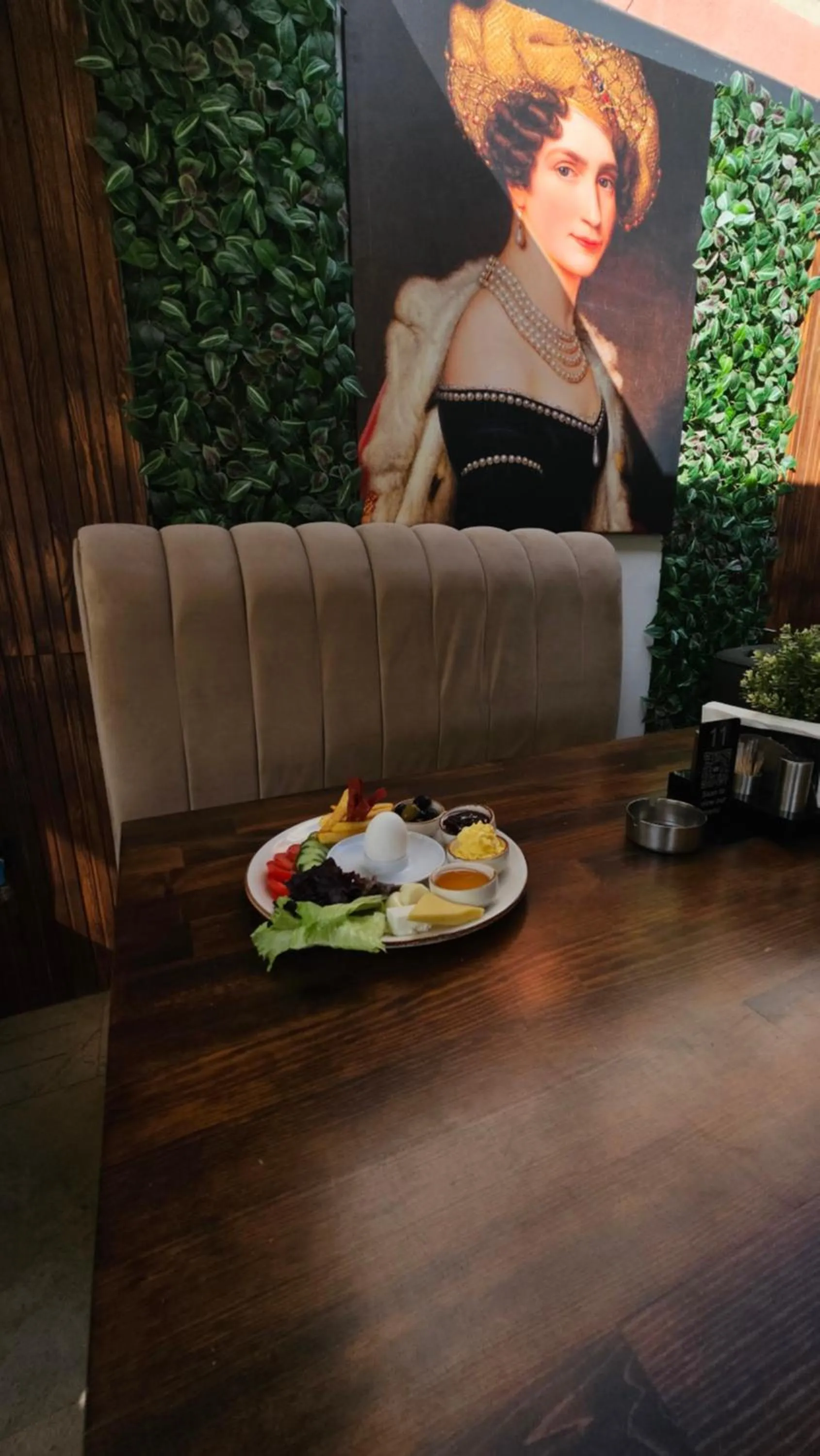 Restaurant/places to eat in Crown Salamis Hotel