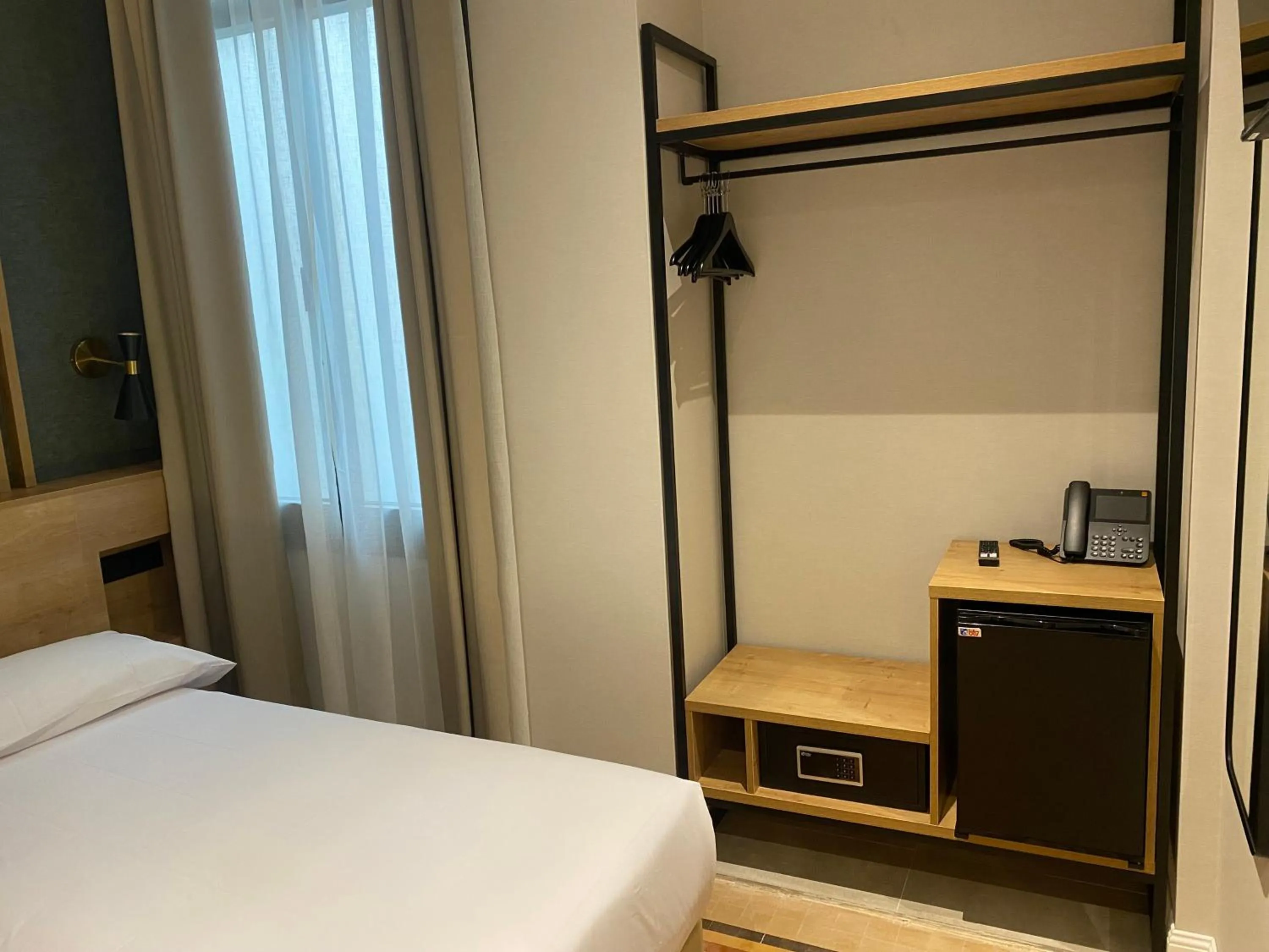 wardrobe, Bed in Fontanella By BCN URBAN Rooms