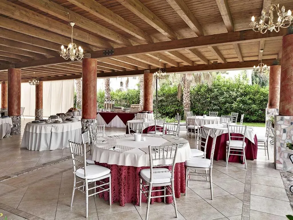 Restaurant/places to eat in Hotel Garden