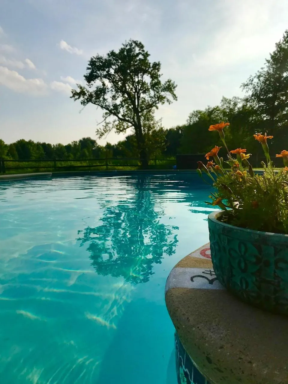 Swimming pool in Galvanized America Inn & Art Gallery