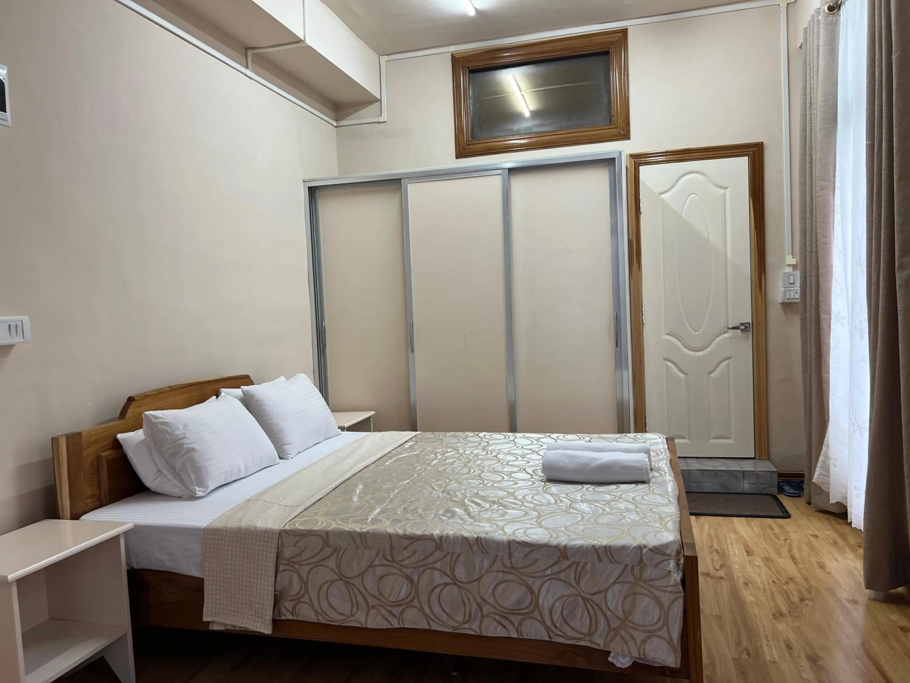 wardrobe, Bed in Hotel Dinthar Zara
