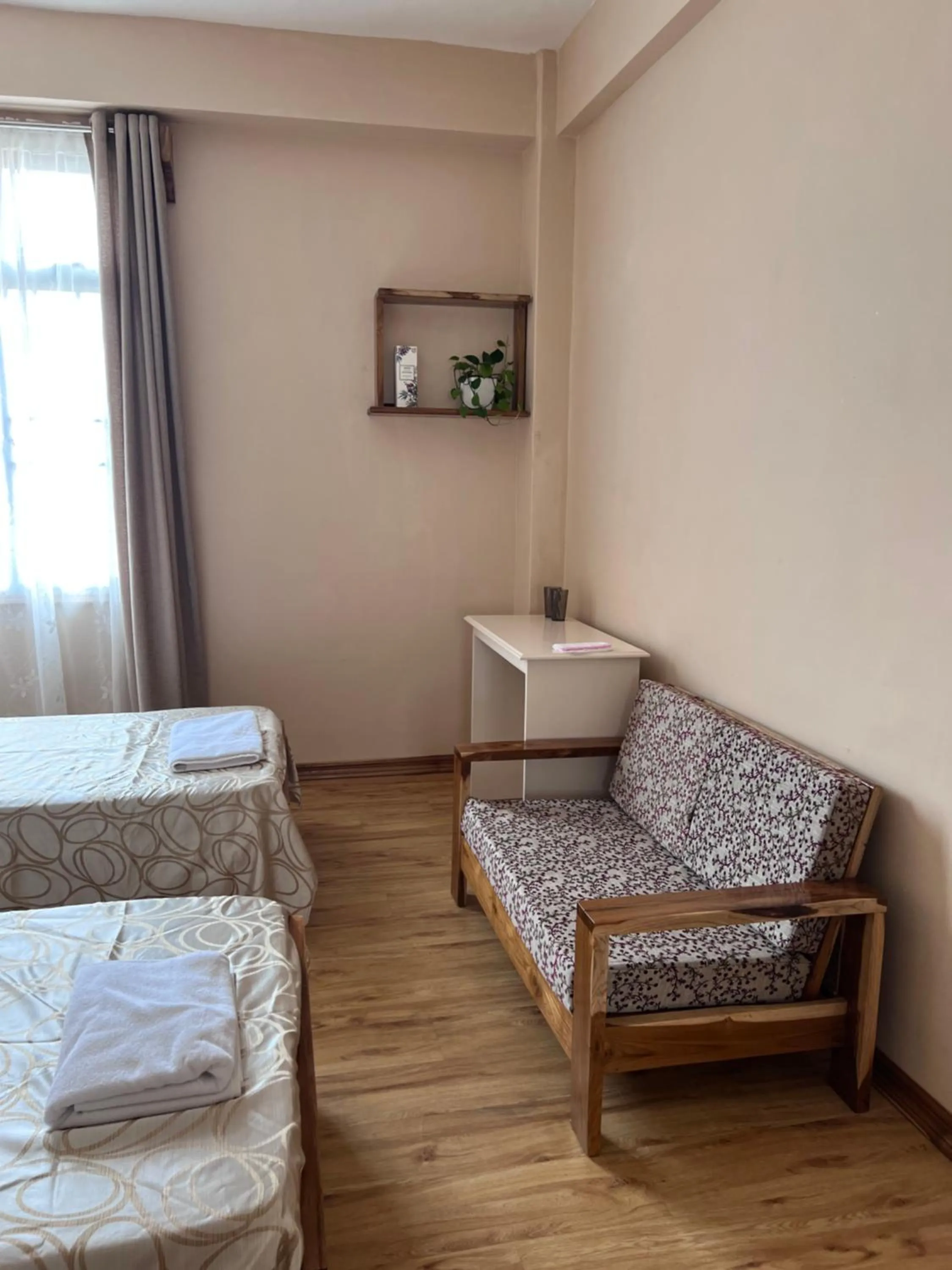 Living room, Bed in Hotel Dinthar Zara