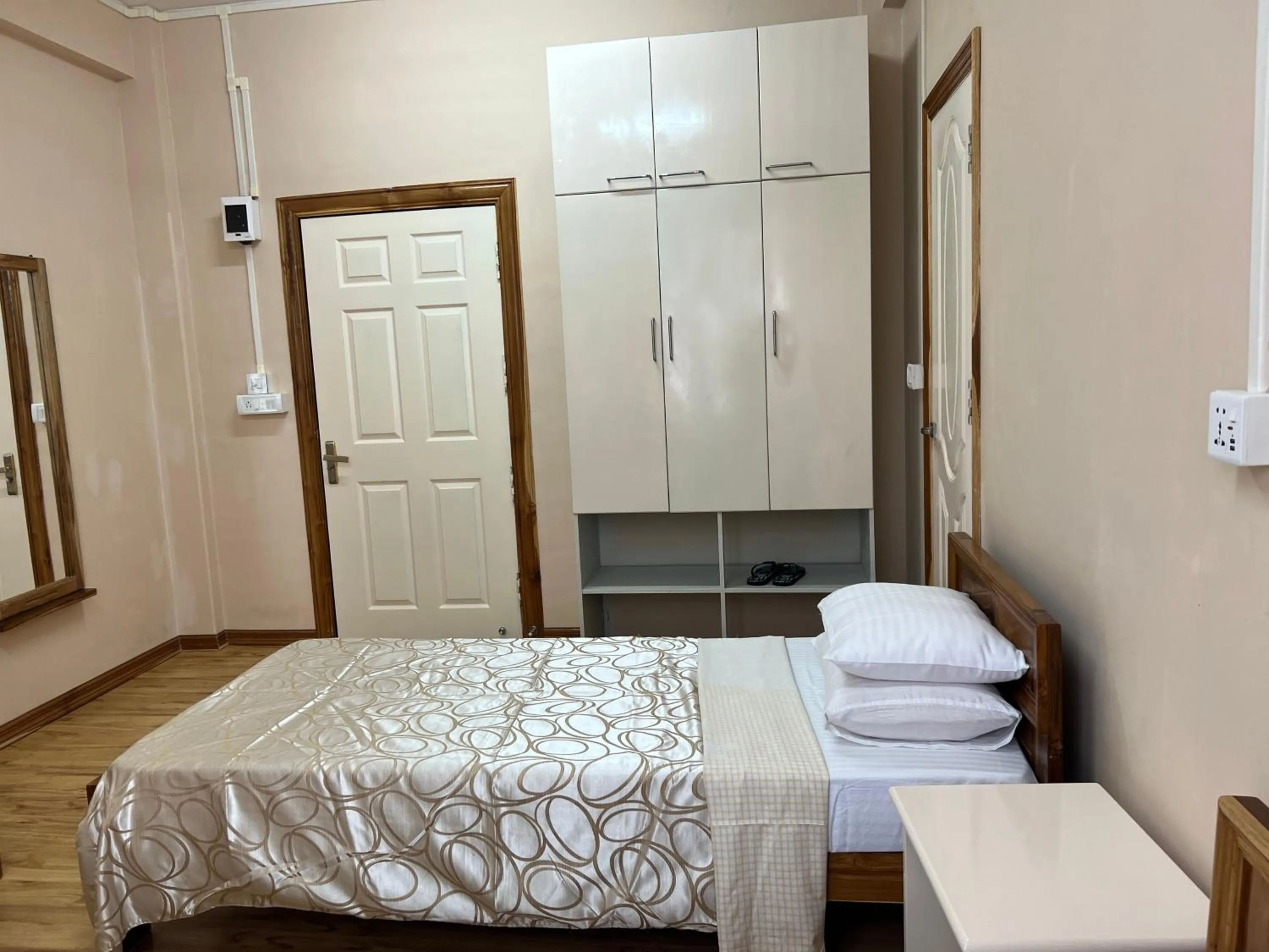 wardrobe, Bed in Hotel Dinthar Zara