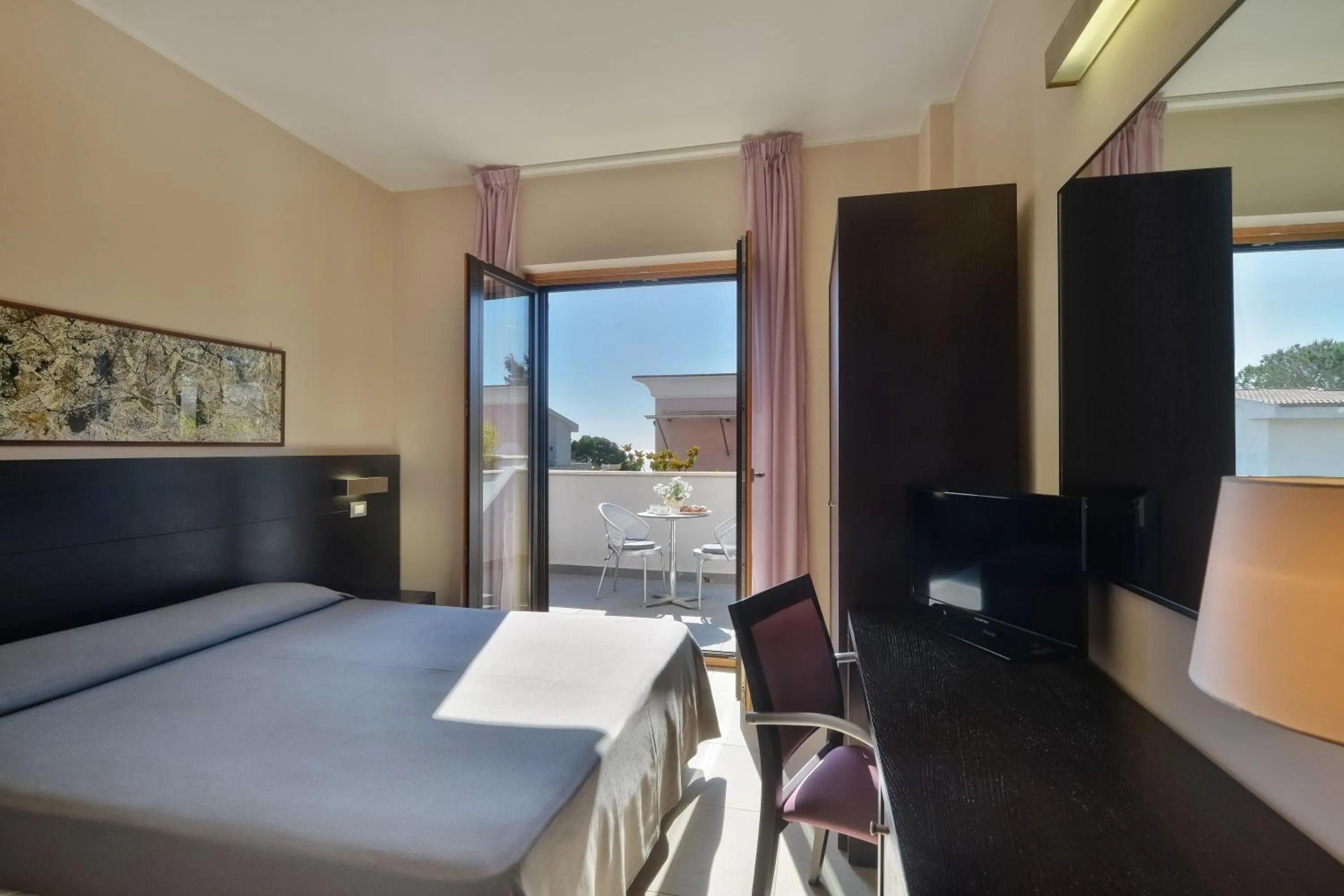 Balcony/Terrace, Bed in Hotel Mareluna