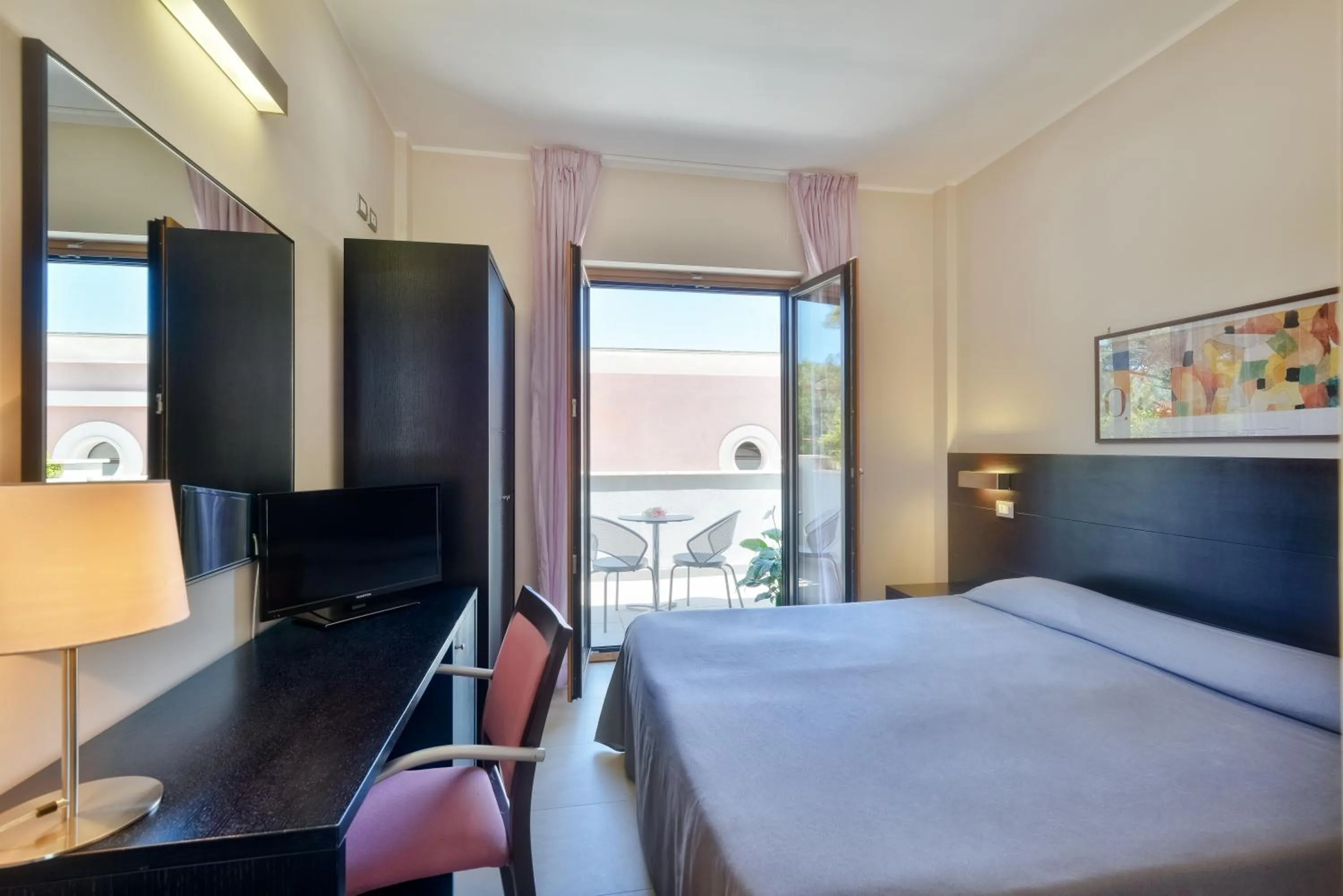 Shower, Bed in Hotel Mareluna