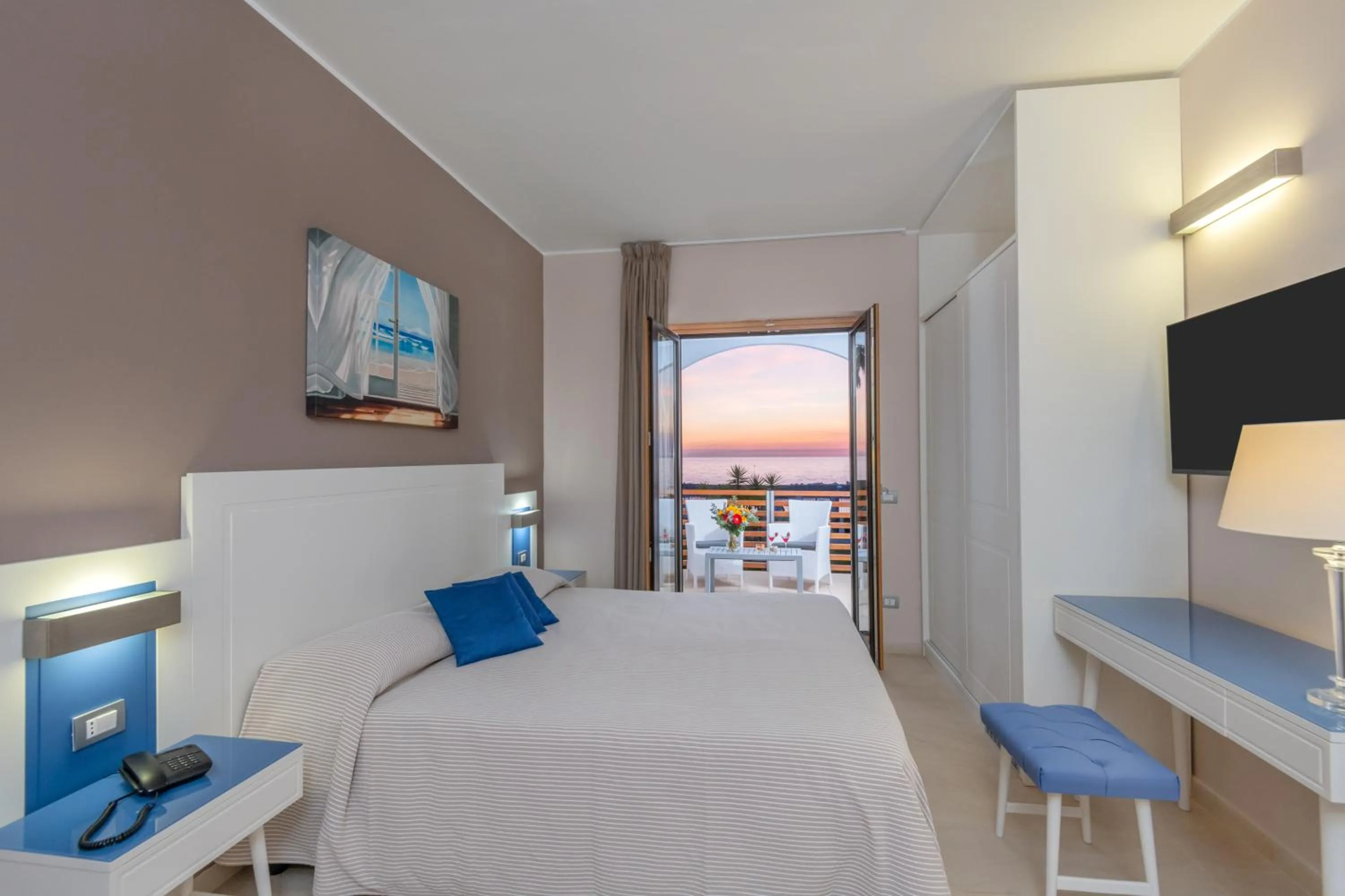 Balcony/Terrace, Bed in Hotel Mareluna