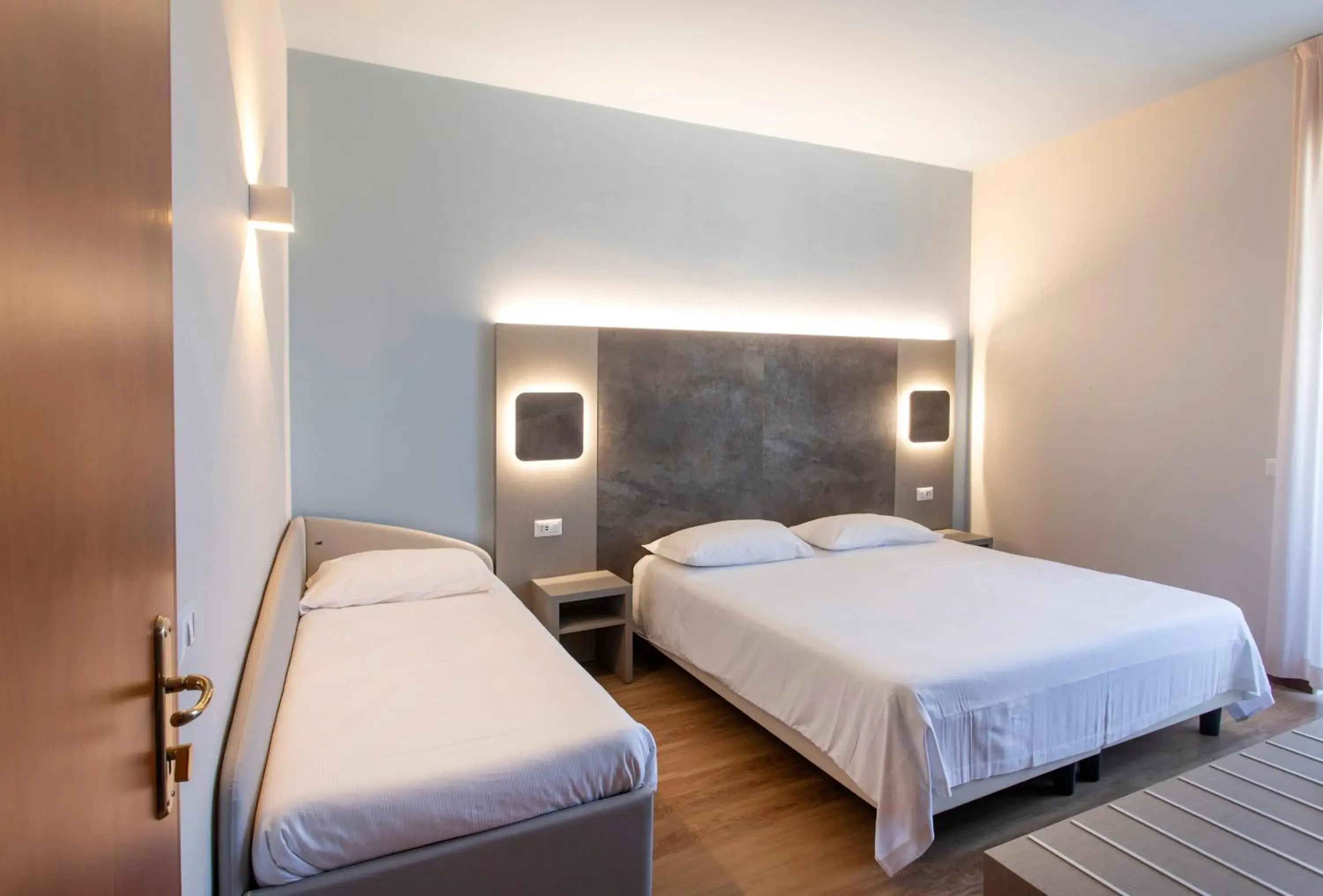 Triple Room in Hotel Meeting Triple Room in Hotel Meeting