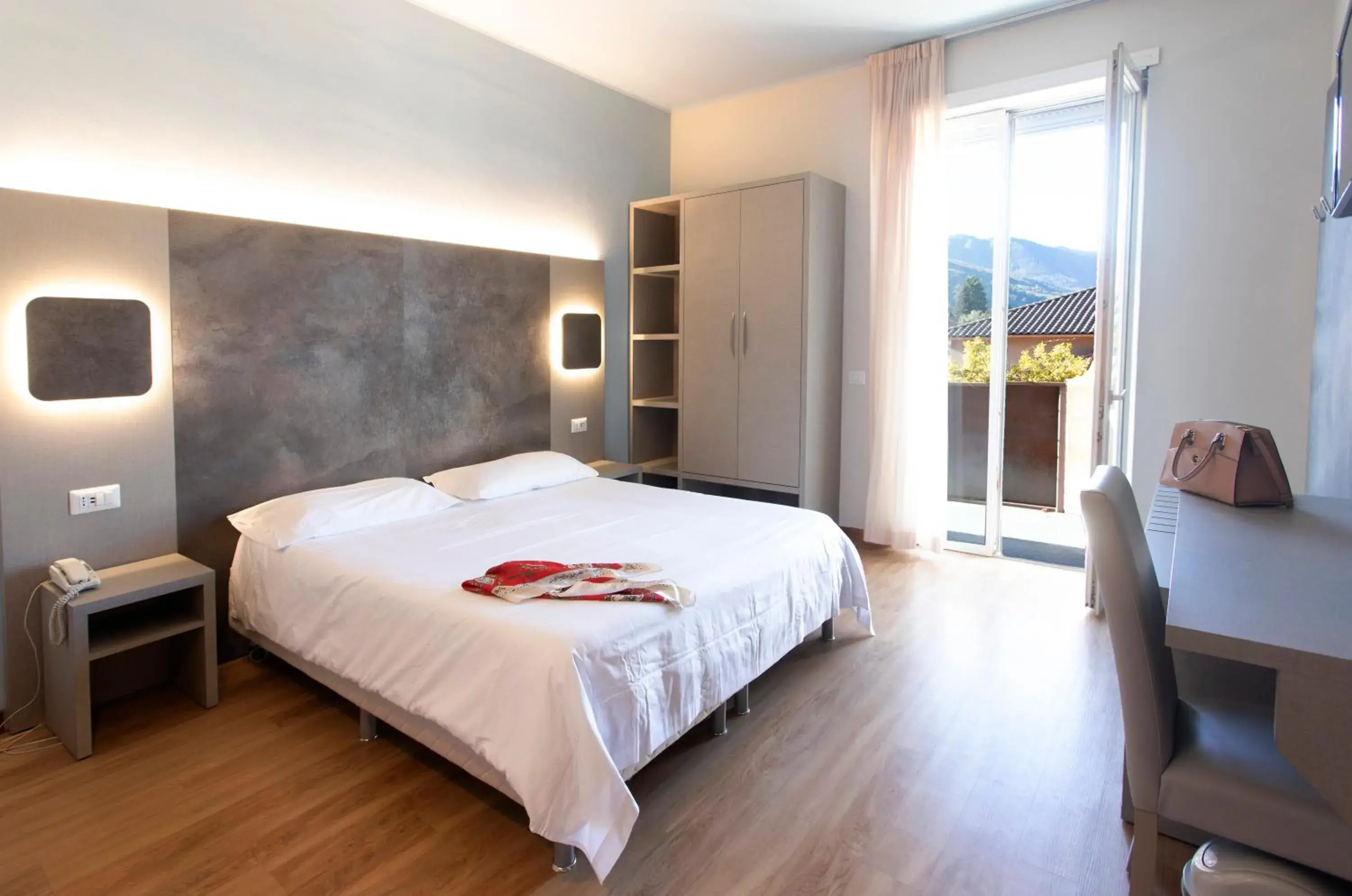 Double Room in Hotel Meeting Double Room in Hotel Meeting