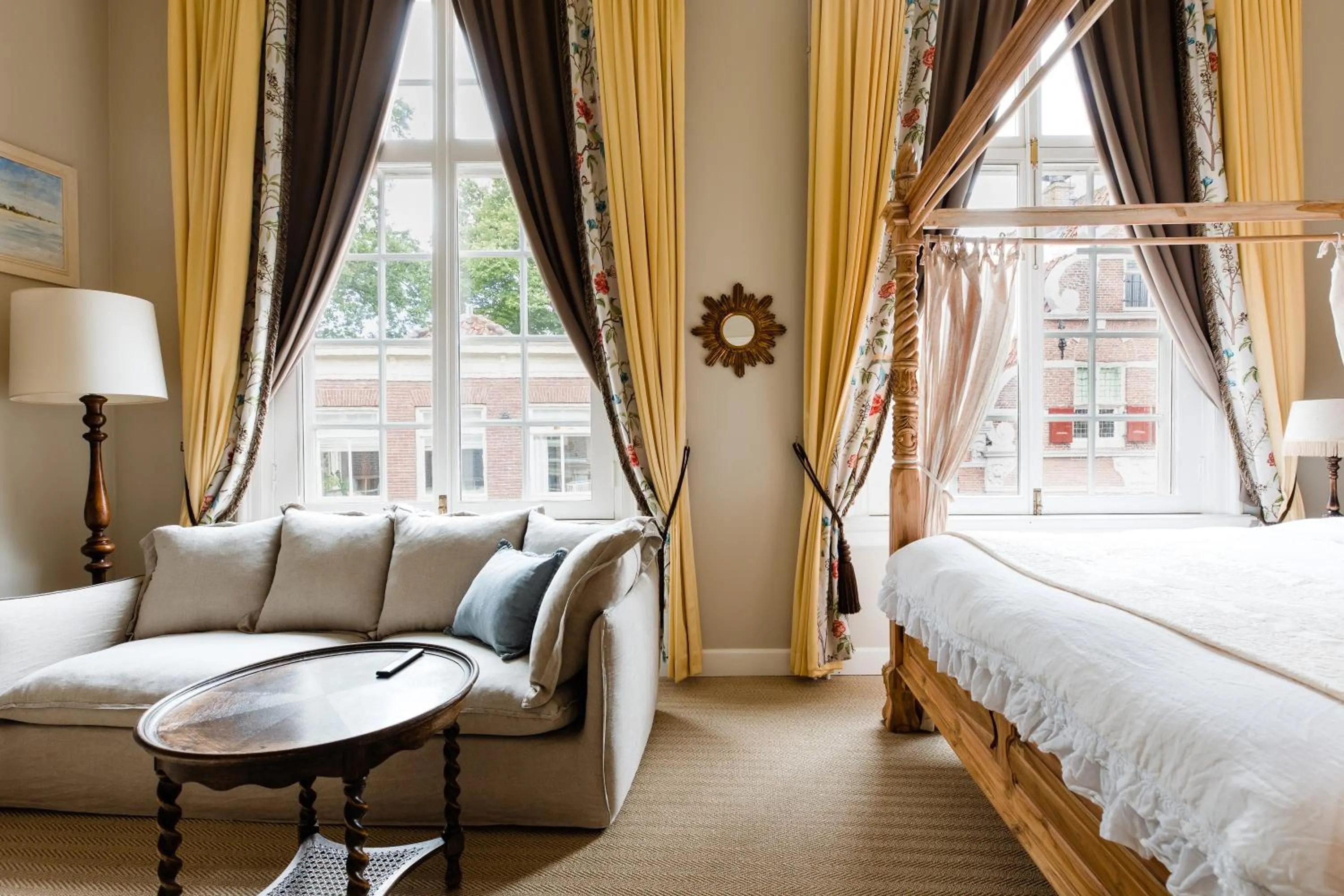 Seating area, Bed in Fortuna Spinoza