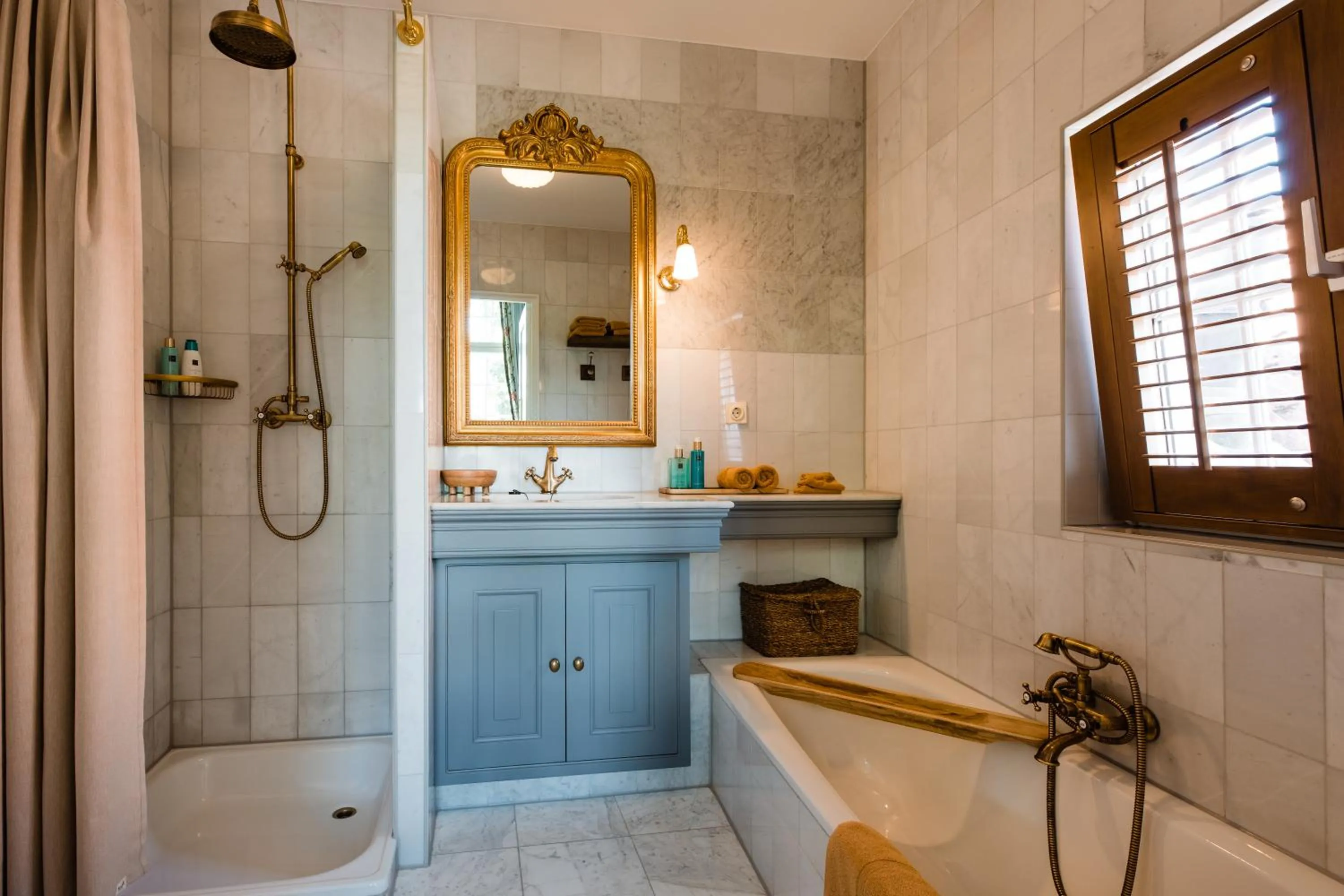 Shower in Fortuna Spinoza