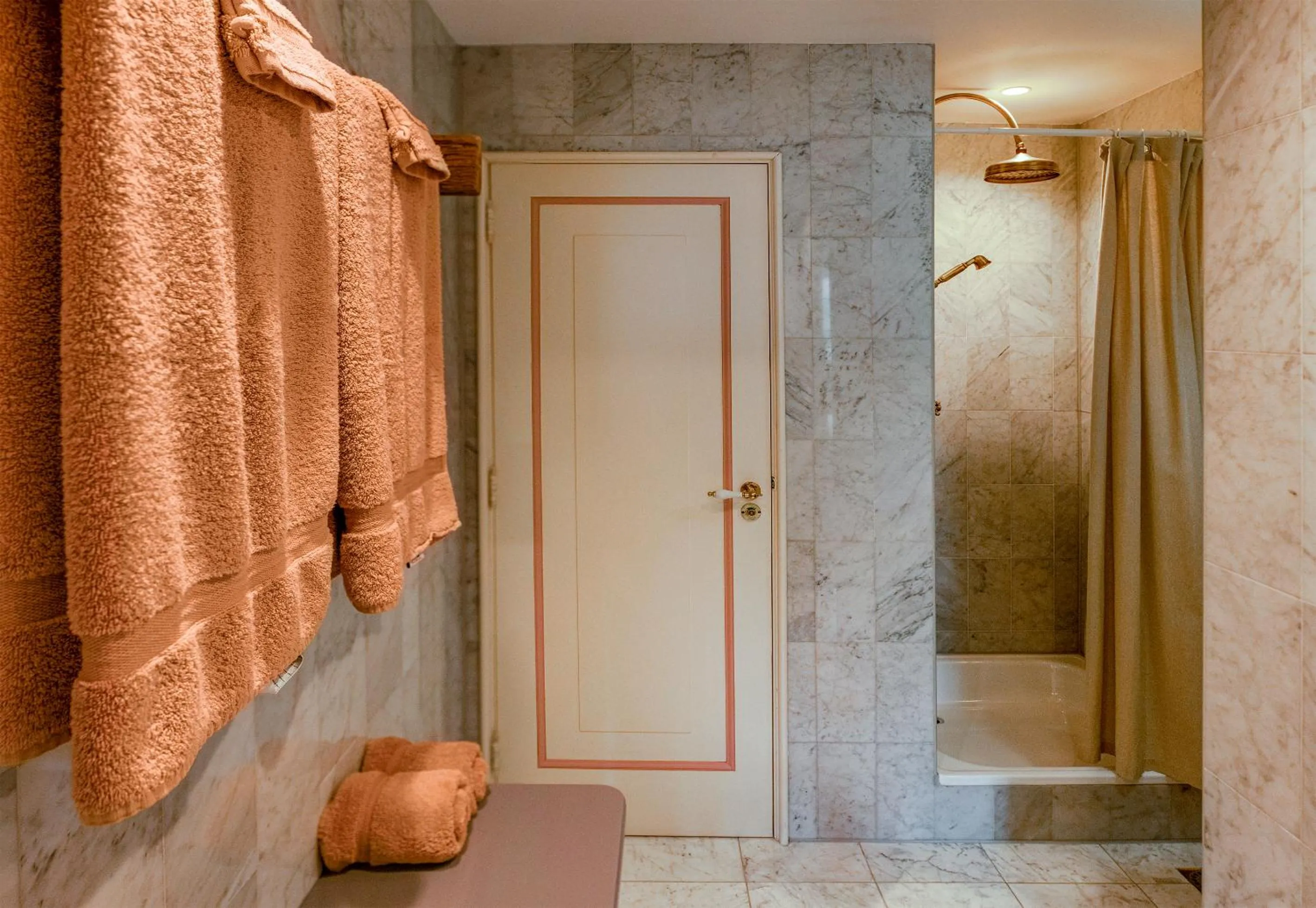 Shower in Fortuna Spinoza