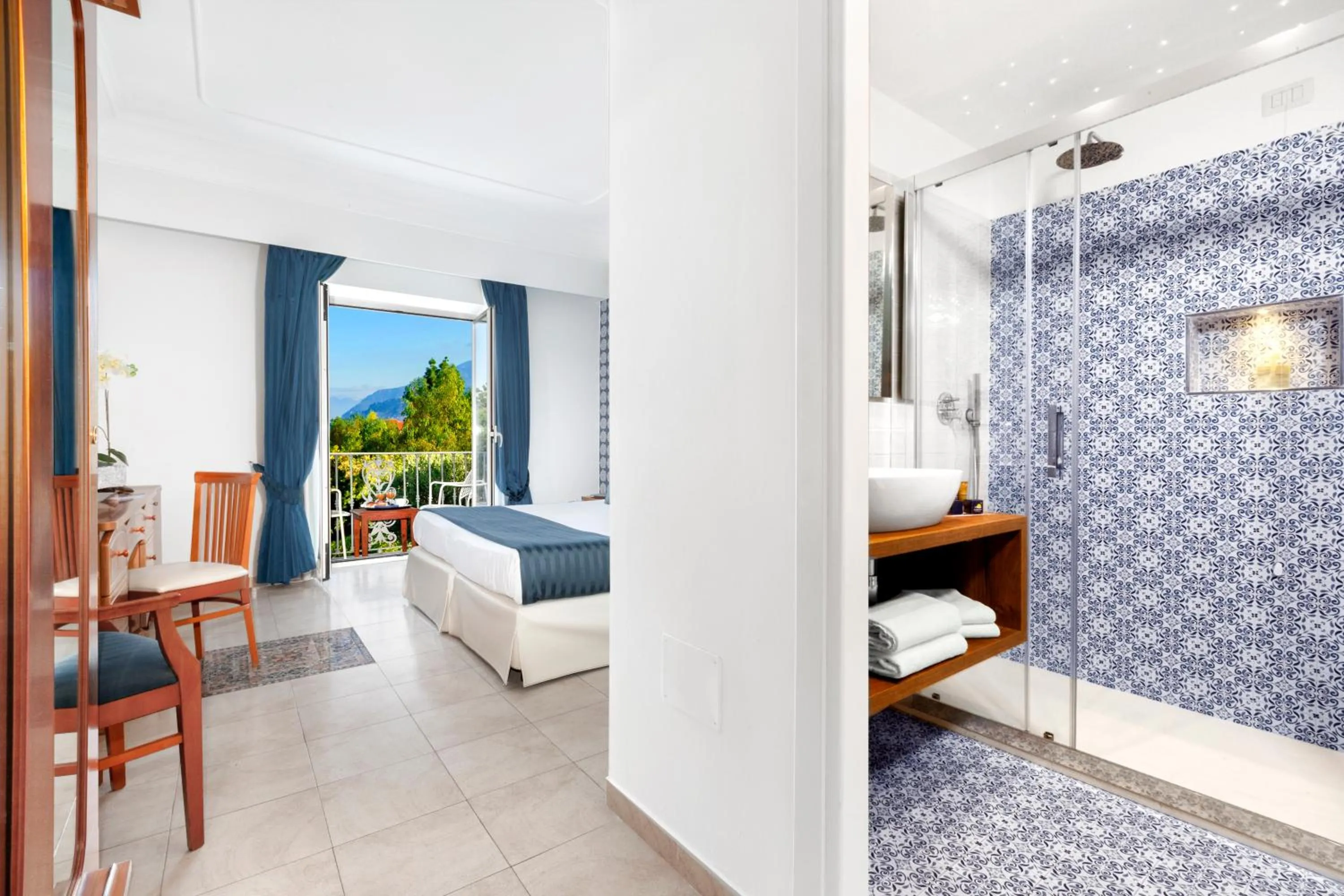 Bathroom, Bed in Atlantic Palace Hotel