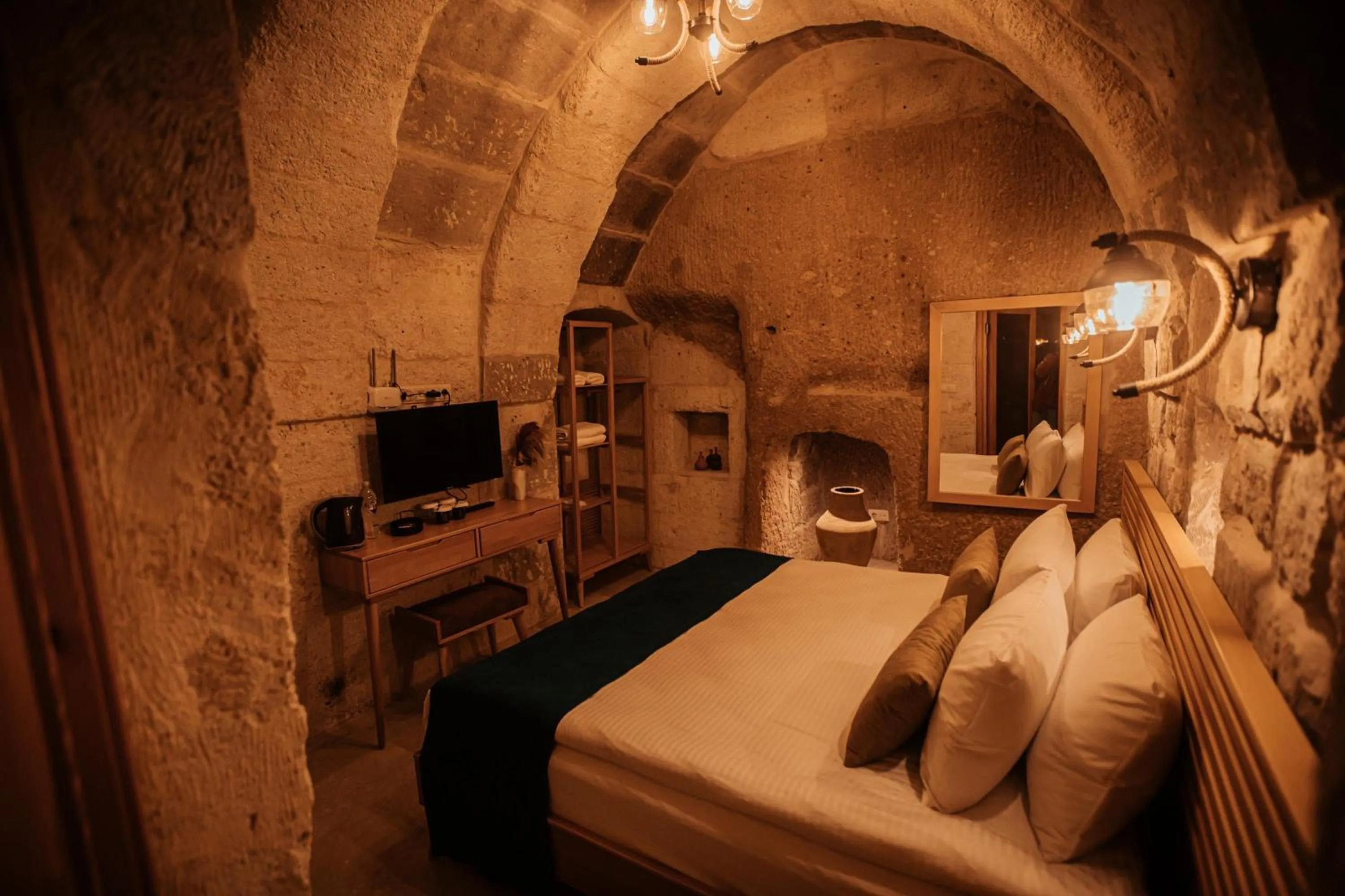 Photo of the whole room, Bed in Juno Cappadocia