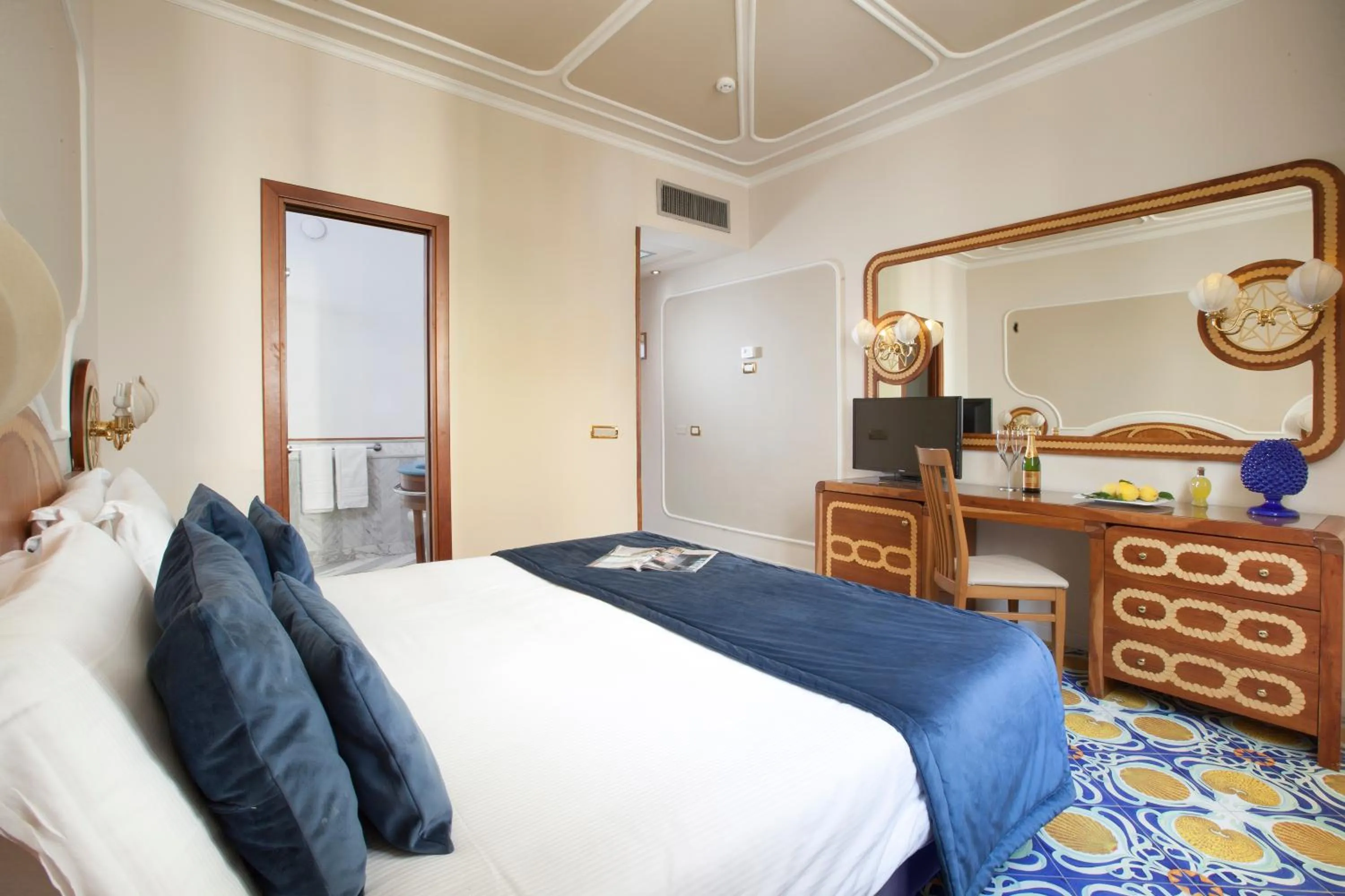 Photo of the whole room, Bed in Mar Hotel Alimuri