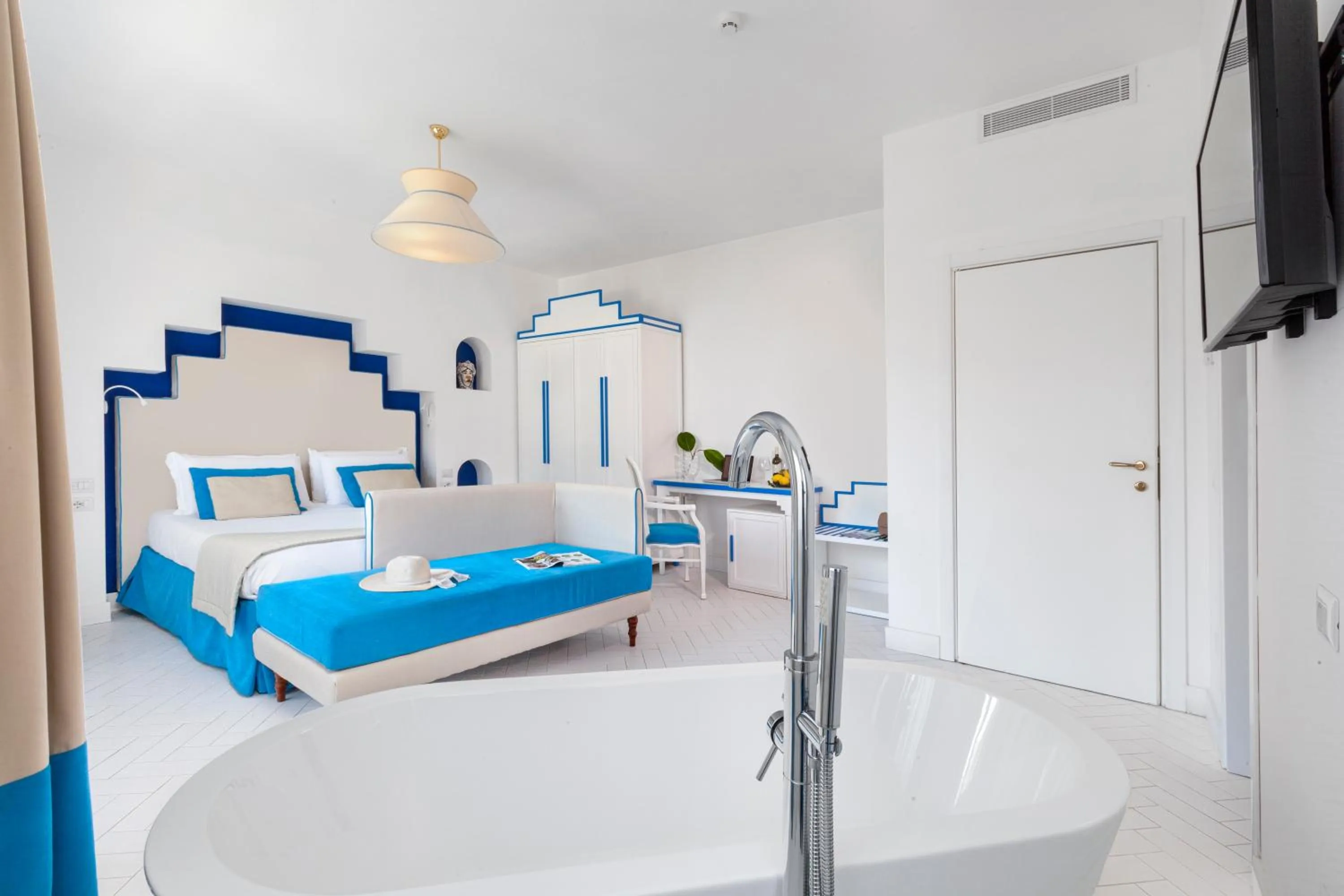 Photo of the whole room, Bed in Mar Hotel Alimuri