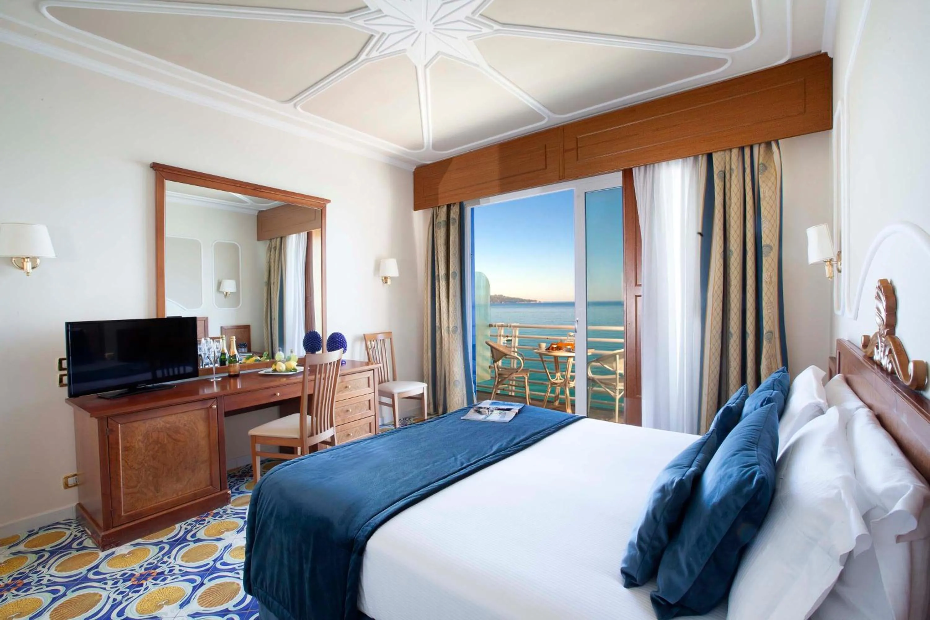 Balcony/Terrace, Bed in Mar Hotel Alimuri