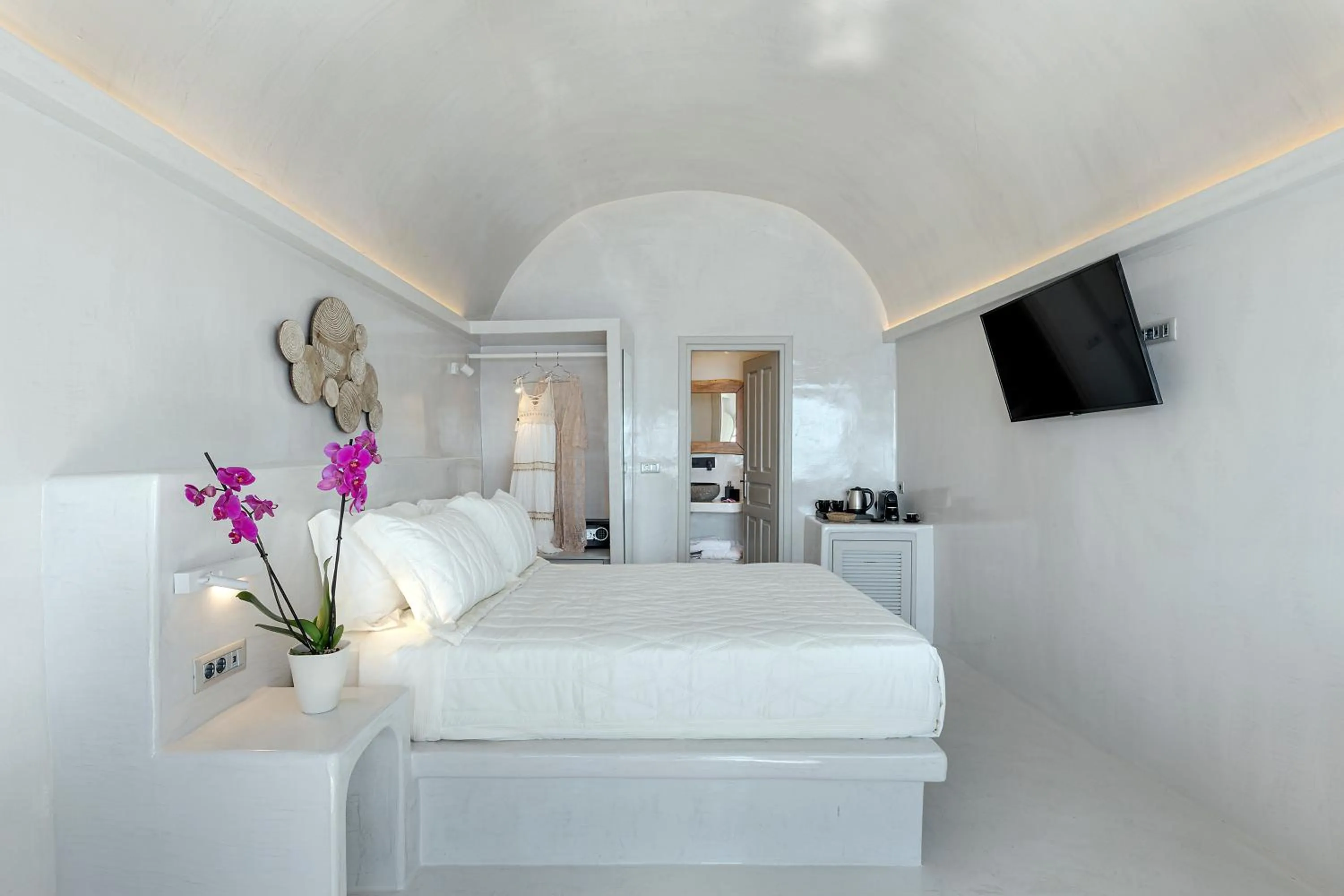 Bed in Kaleidoscope Imerovigli Suites