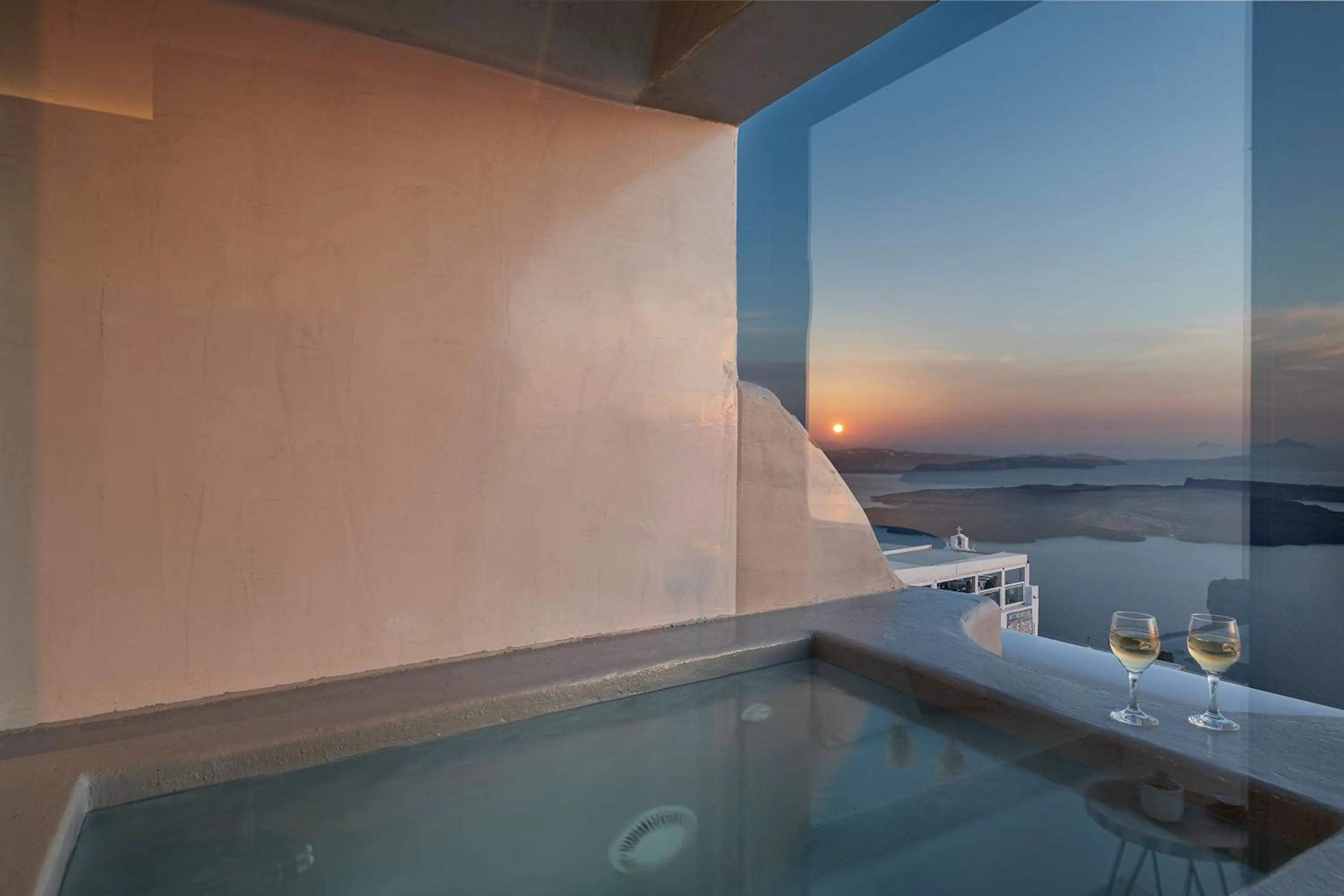 Hot Tub in Kaleidoscope Imerovigli Suites