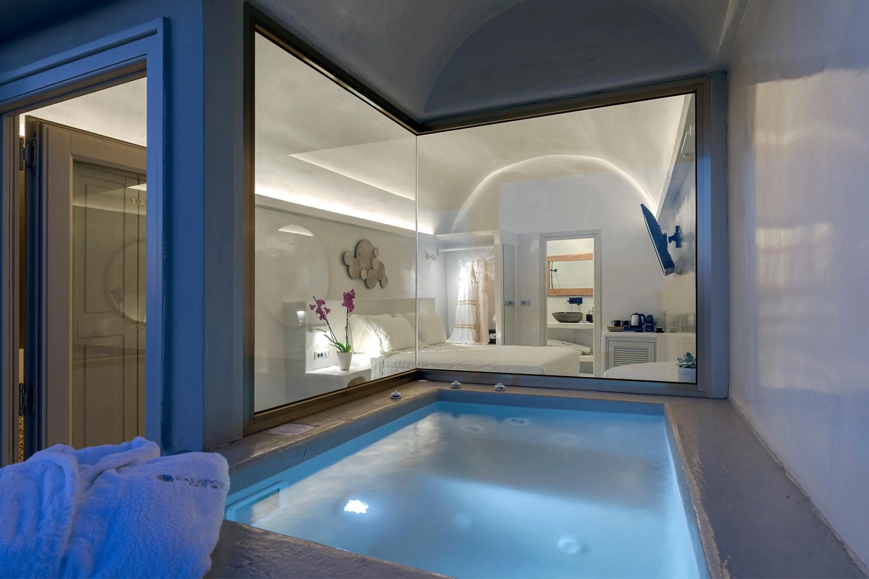 Hot Tub in Kaleidoscope Imerovigli Suites