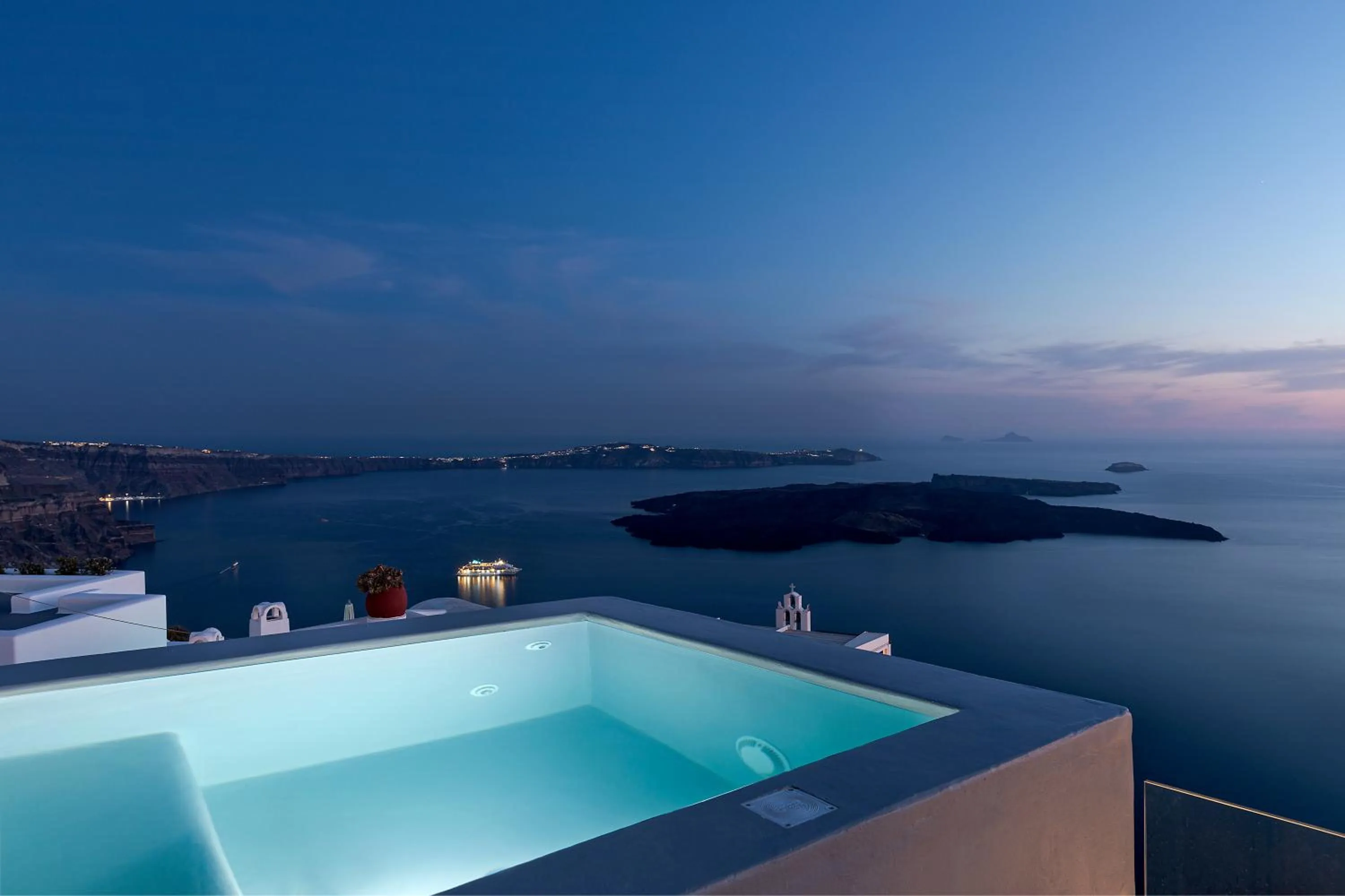 Hot Tub in Kaleidoscope Imerovigli Suites