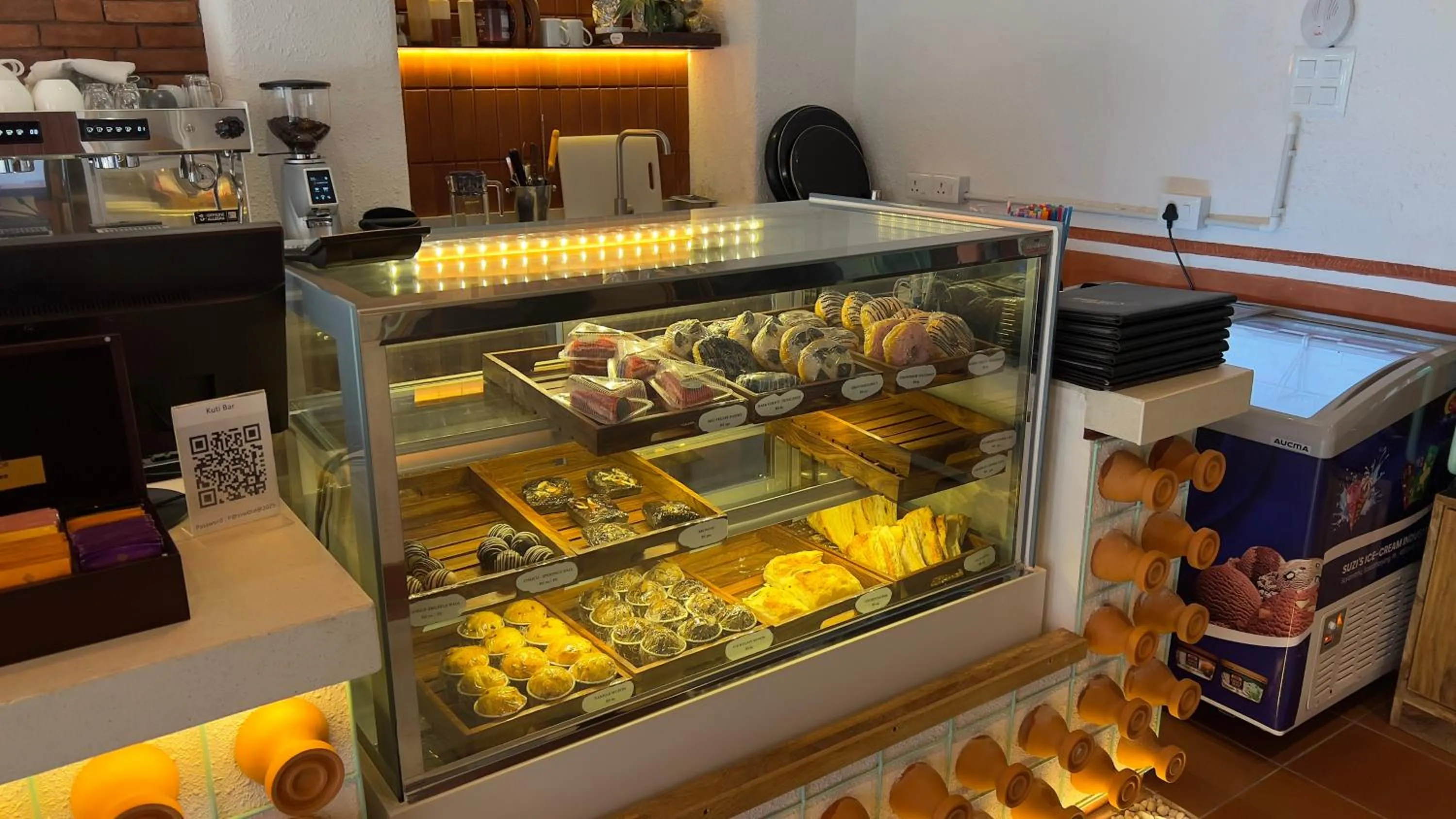 Food and drinks in Hotel Kailash Kutee