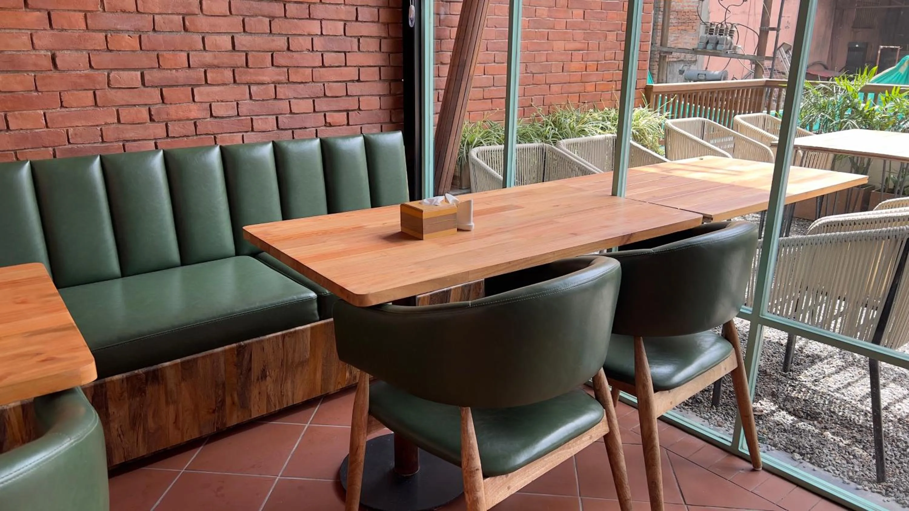 Restaurant/places to eat in Hotel Kailash Kutee