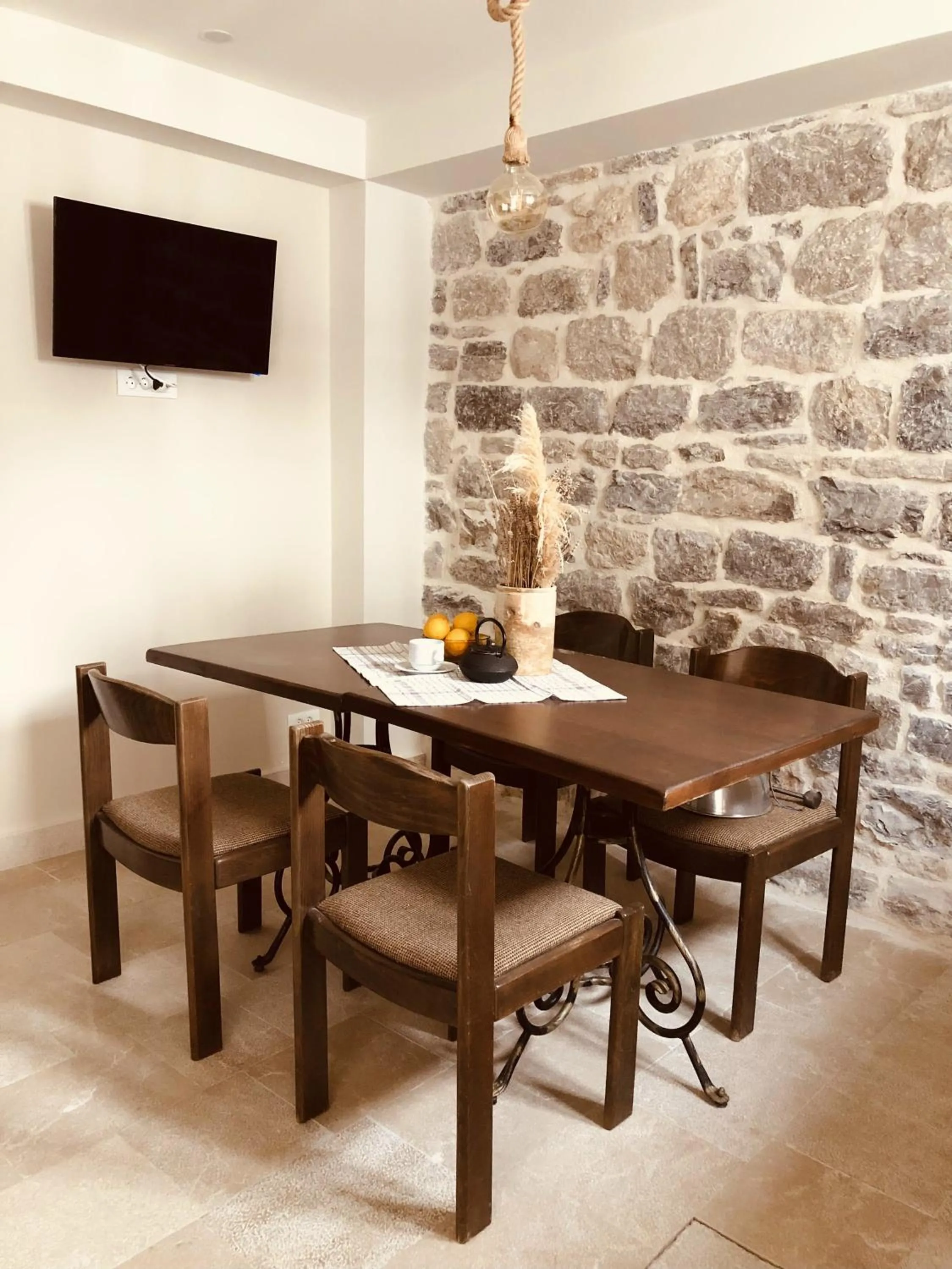 Communal lounge/ TV room in Guesthouse Giraffe