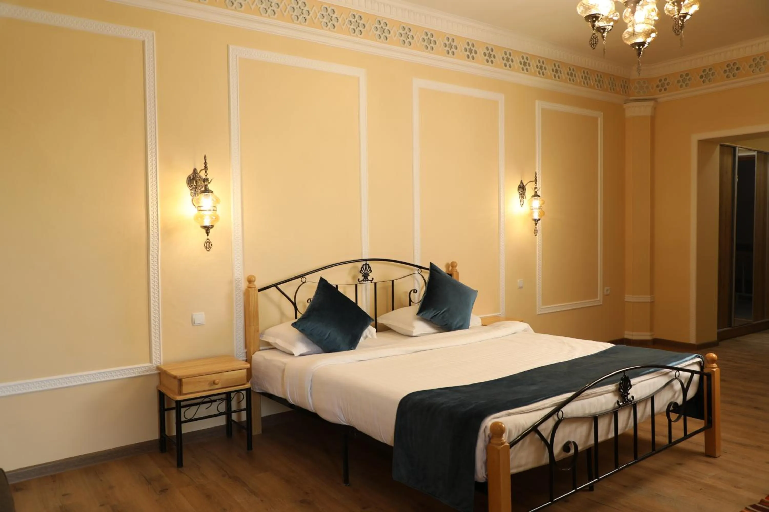 Photo of the whole room, Bed in Zargaron Boutique