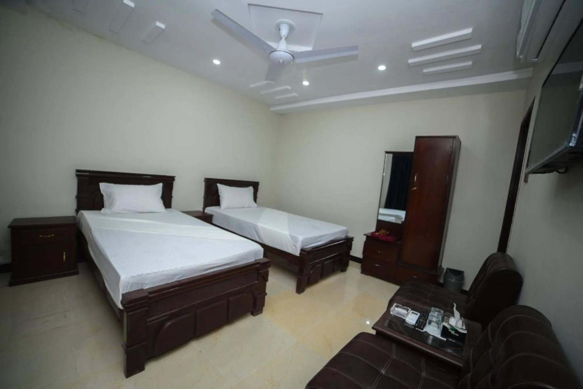 TV and multimedia in Royal Blue inn Hotel