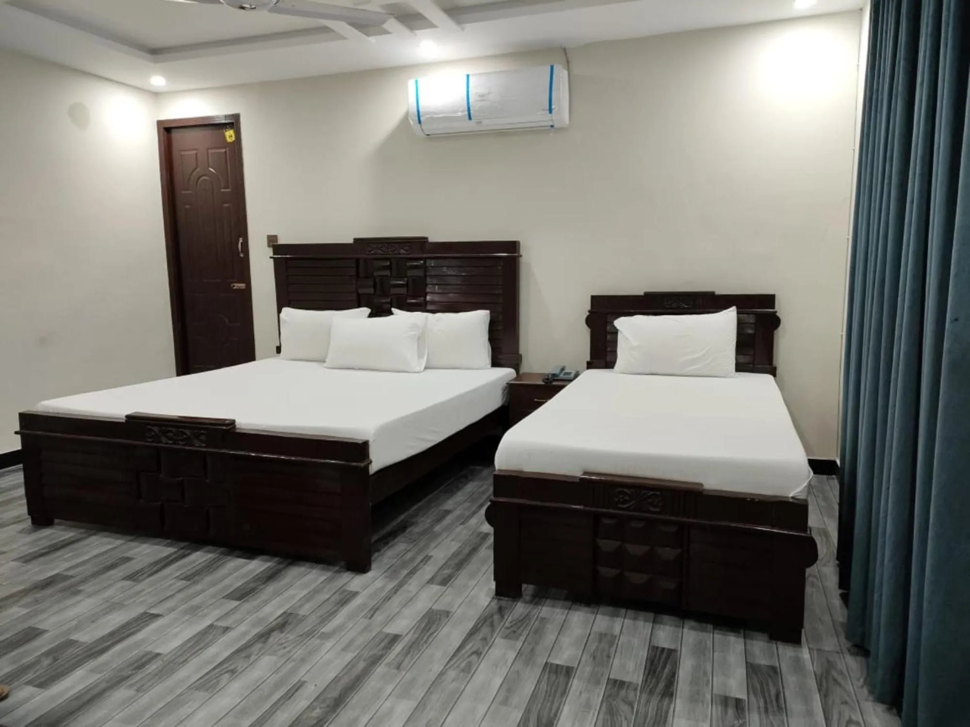 Bed in Royal Blue inn Hotel