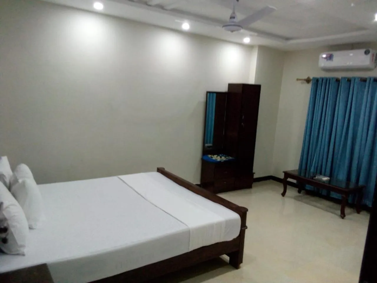 Bedroom in Royal Blue inn Hotel