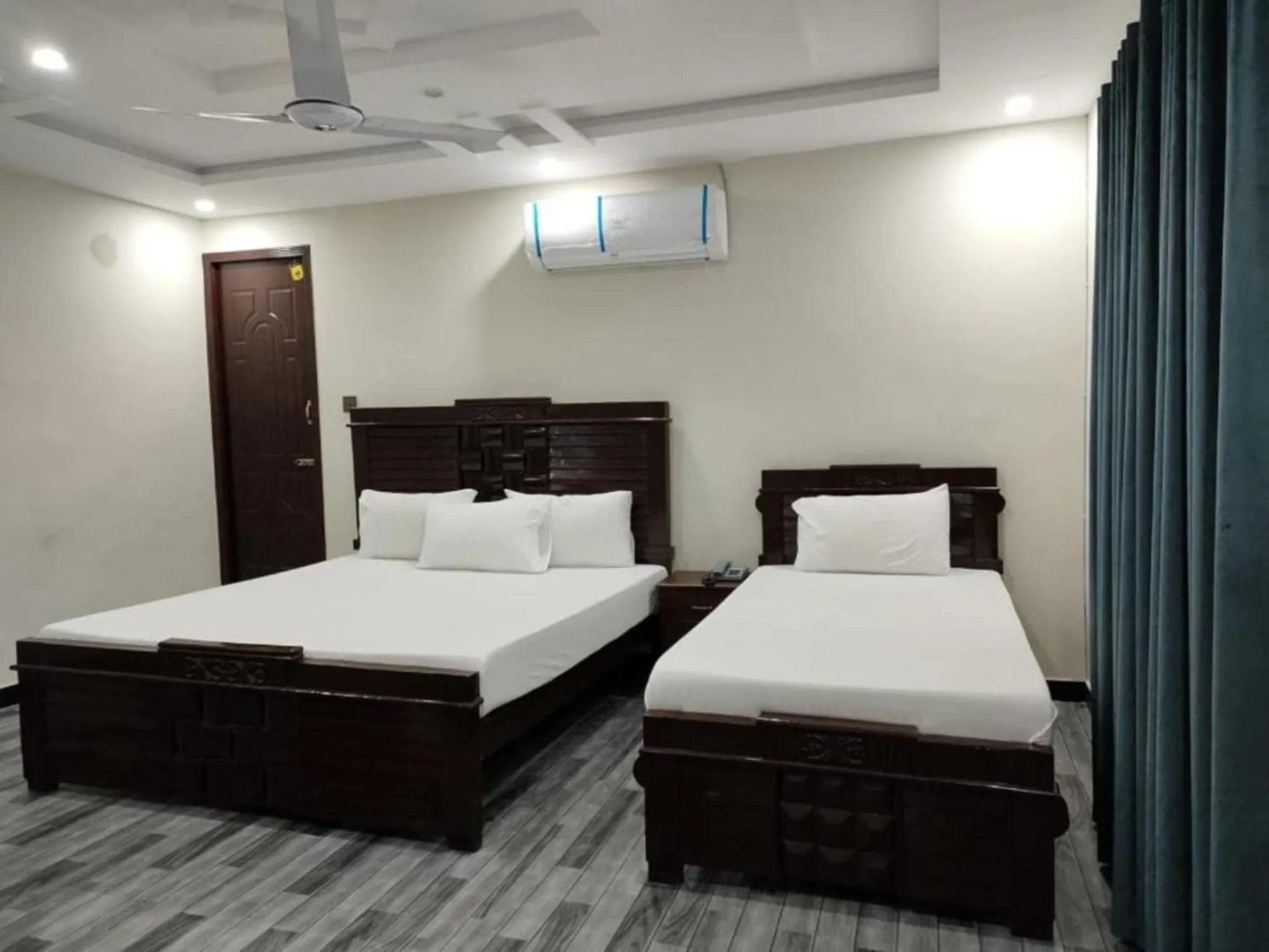 Bed in Royal Blue inn Hotel