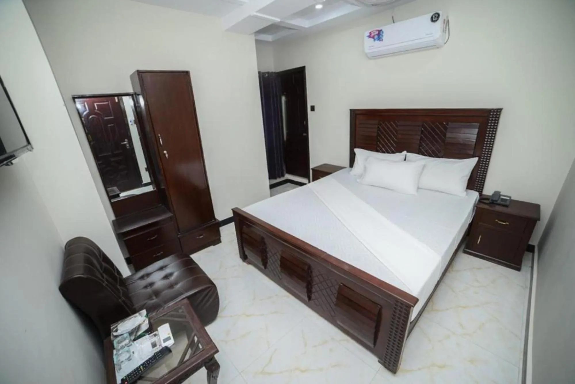 TV and multimedia in Royal Blue inn Hotel