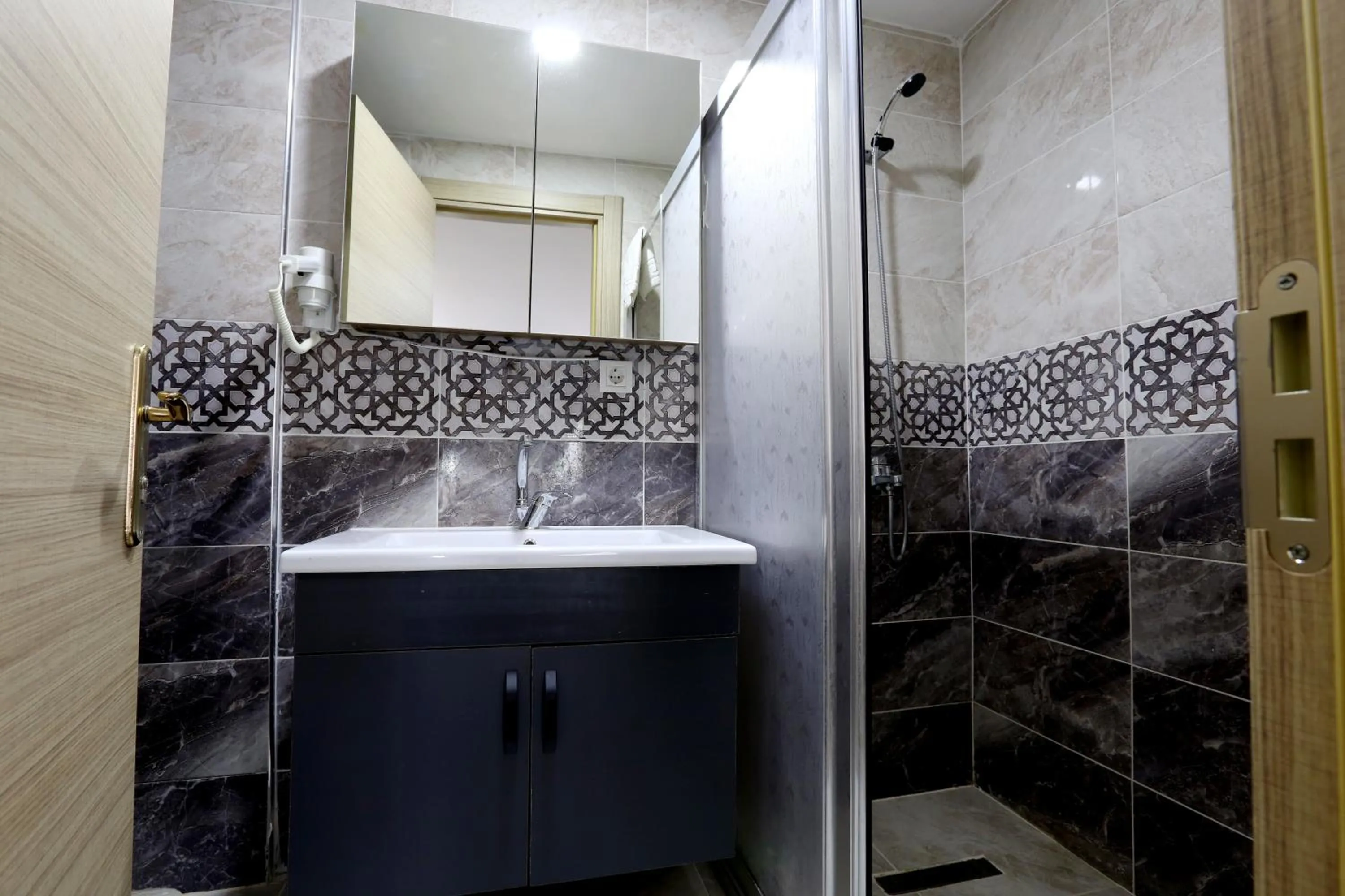 Shower in Nişantaşı Diamond Hotel