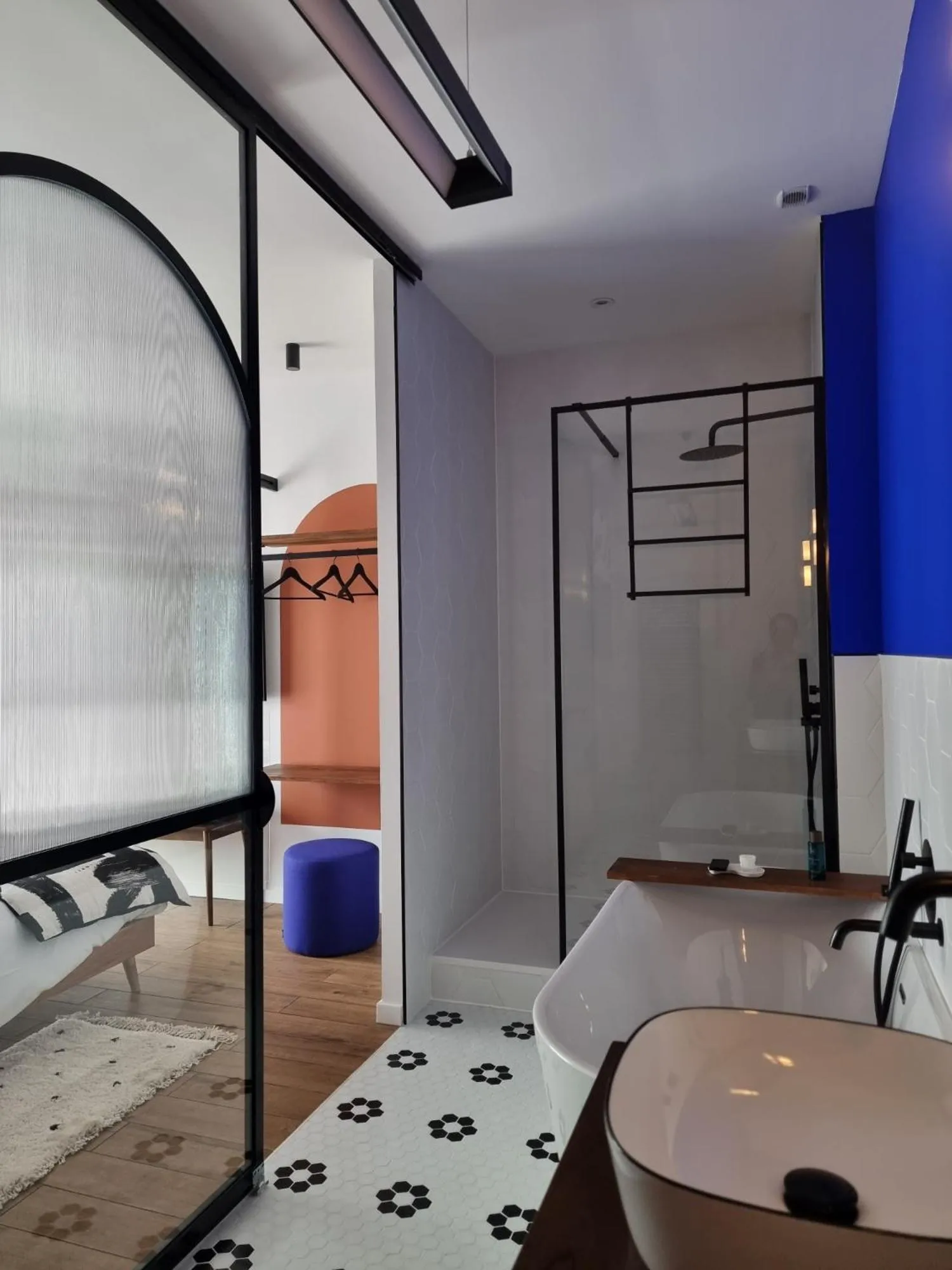 Bathroom, Bed in La Parenthèse du Las, Maison d'hôtes avec Piscine et Spa