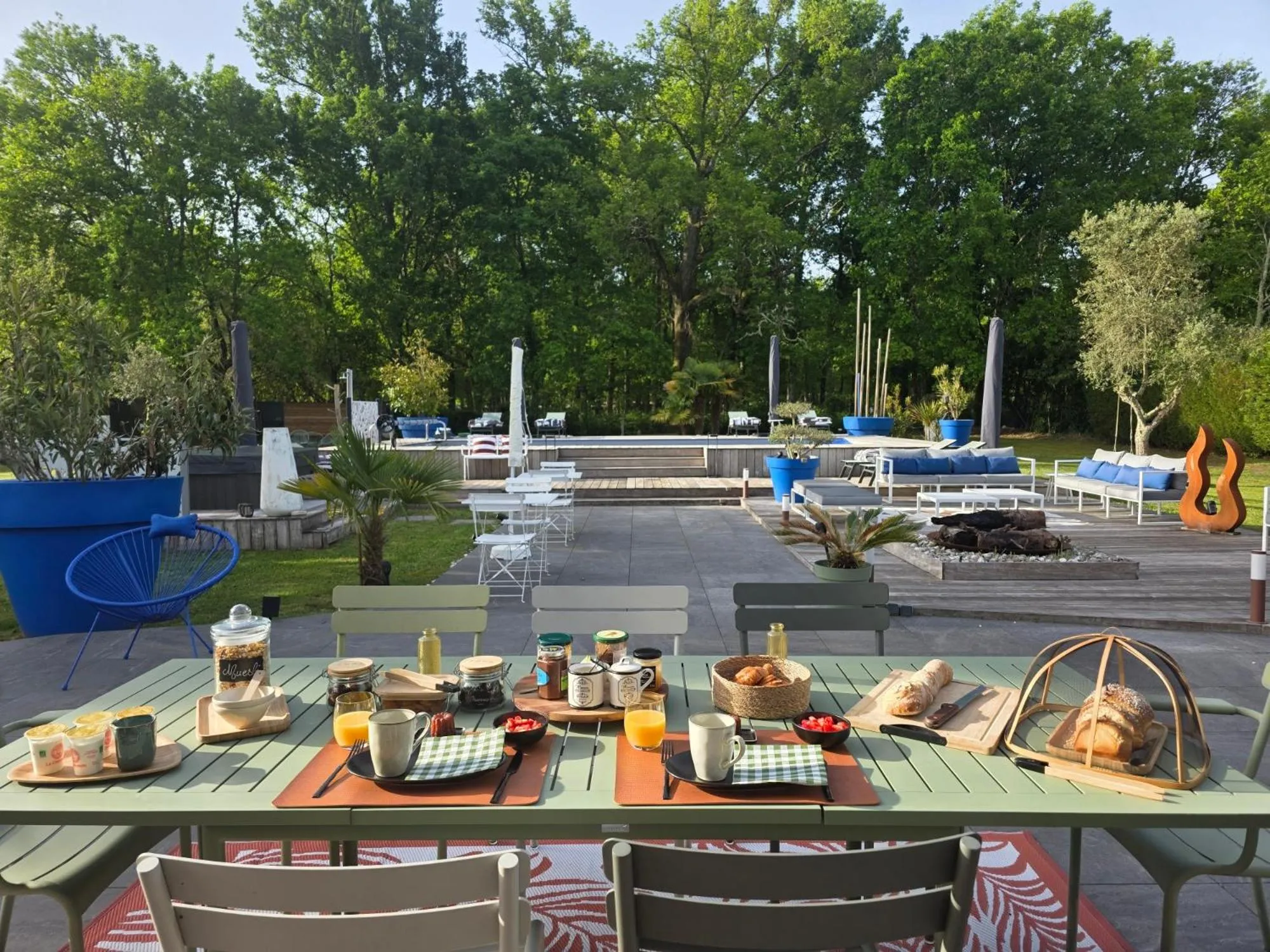 Patio in La Parenthèse du Las, Maison d'hôtes, Piscine et Spa, entre Bordeaux et Cap Ferret