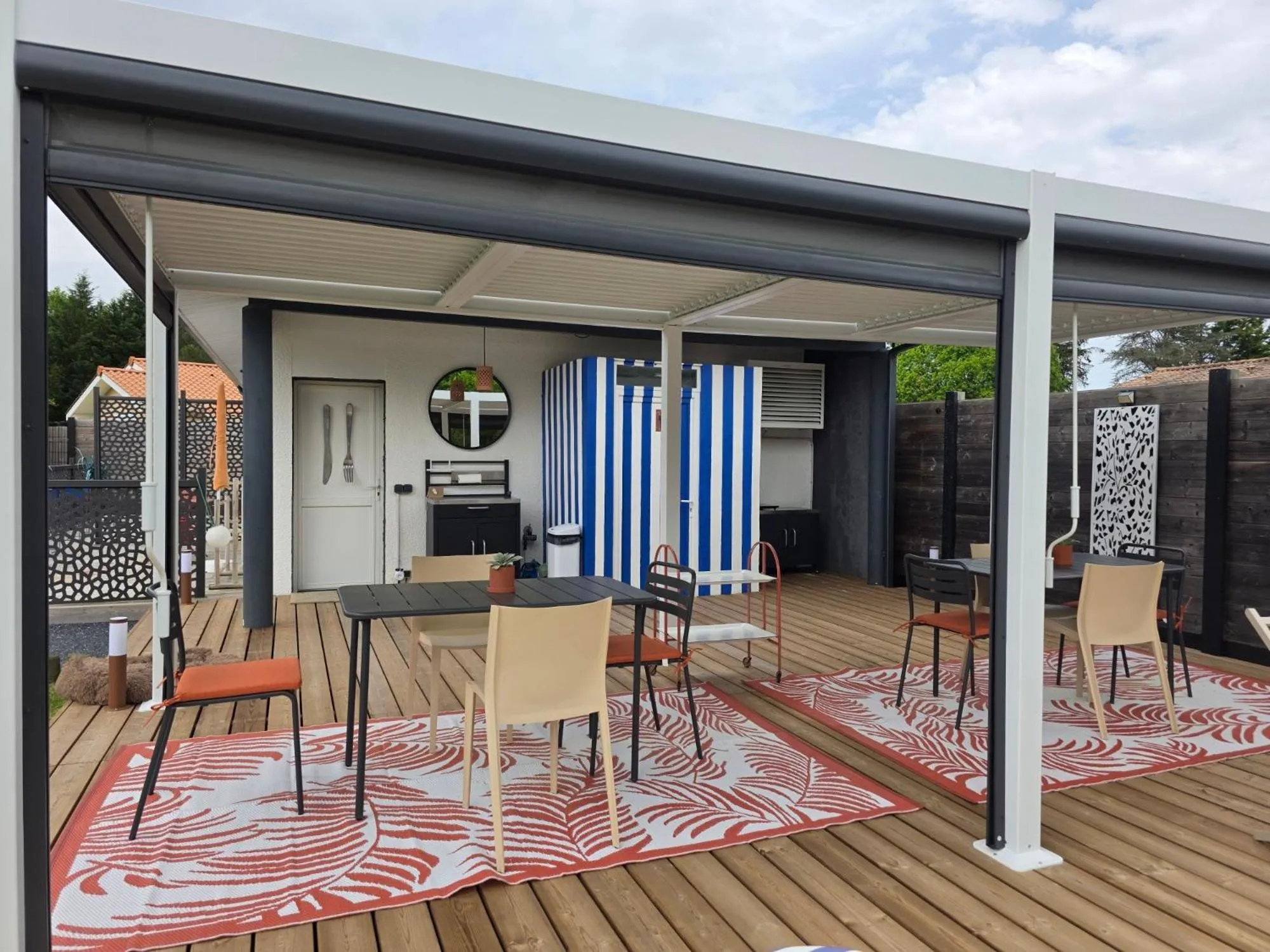 Dining area in La Parenthèse du Las, Maison d'hôtes avec Piscine et Spa