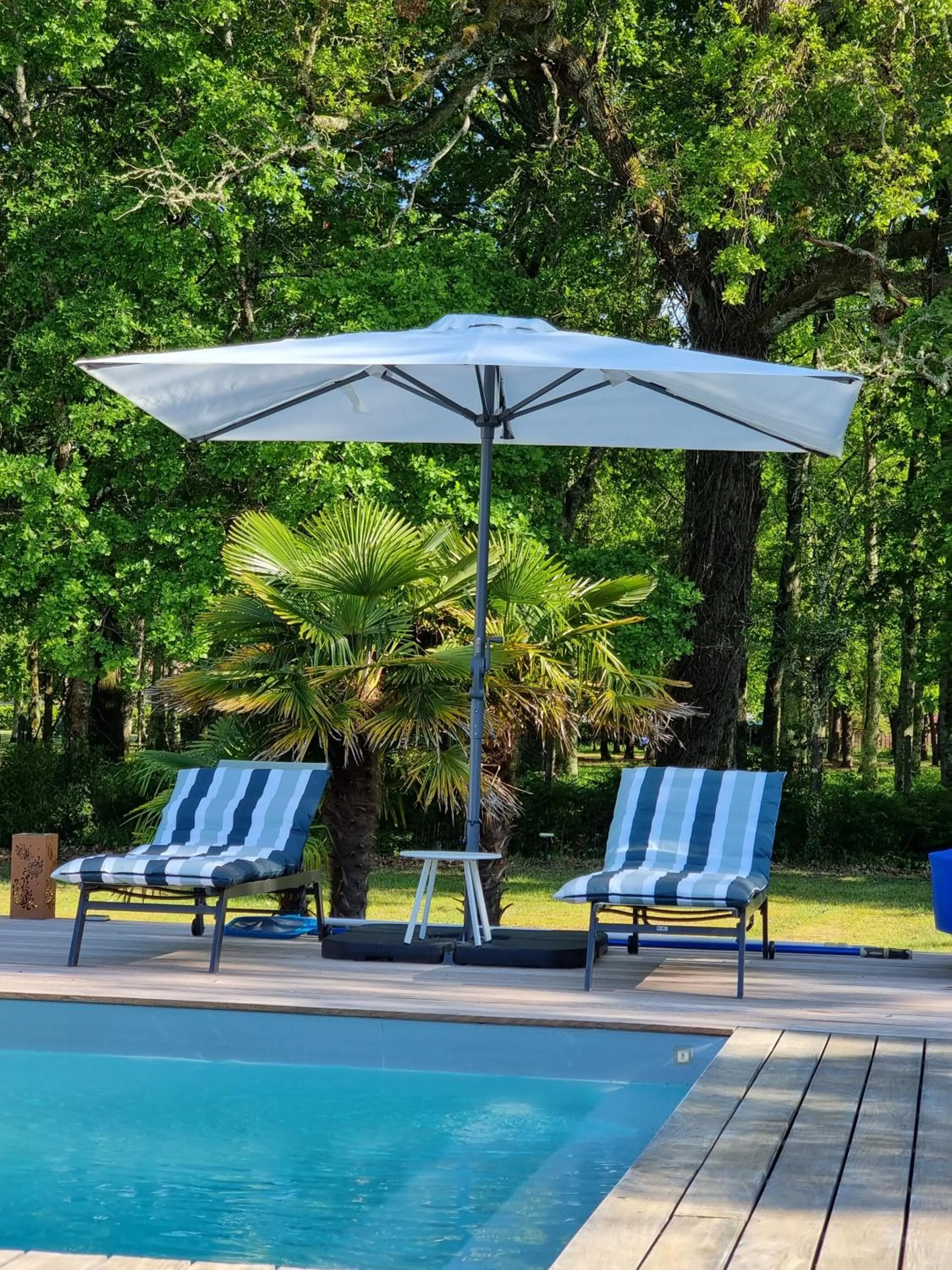 Patio in La Parenthèse du Las, Maison d'hôtes avec Piscine et Spa