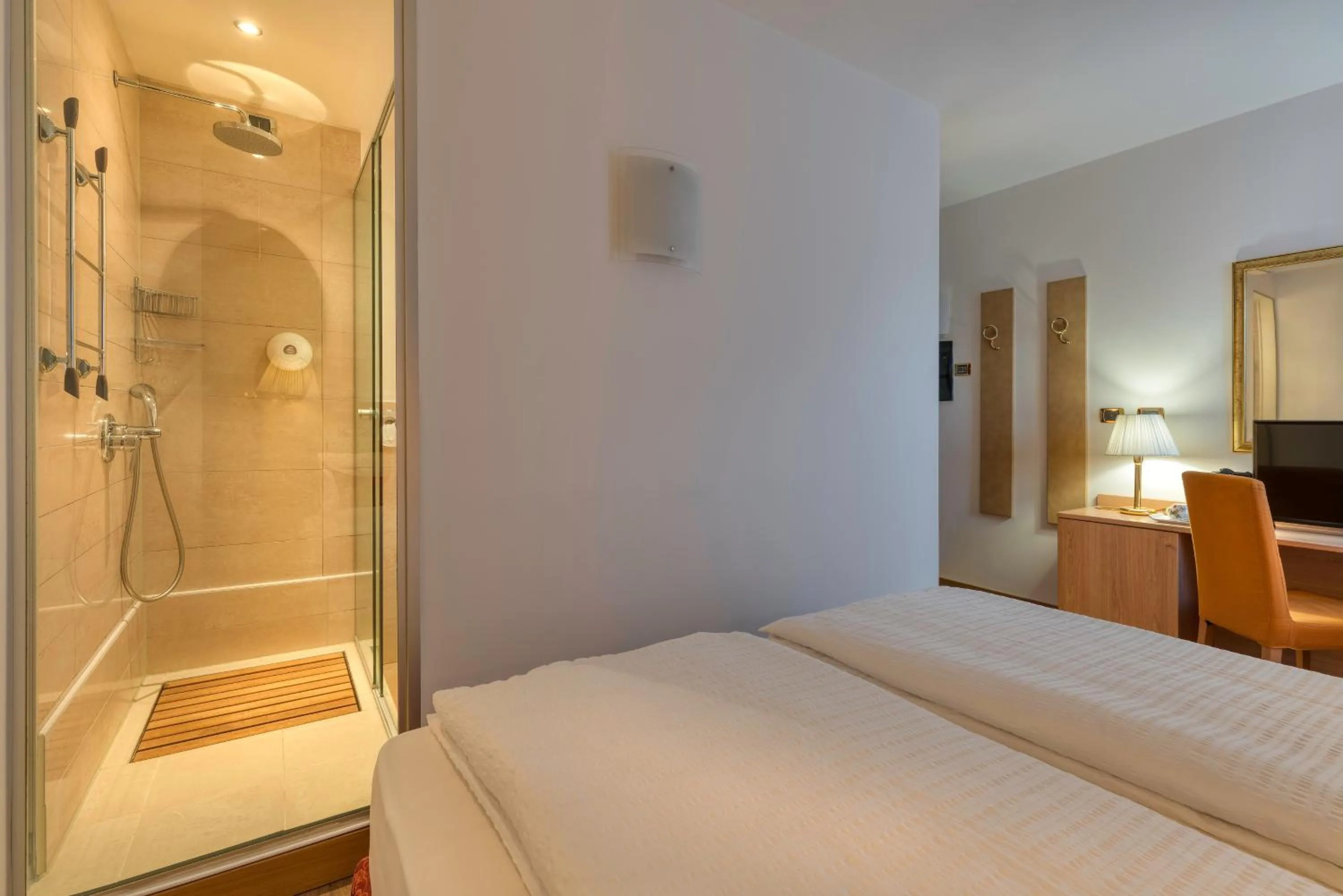 Bathroom, Bed in Hotel Sporting Trento