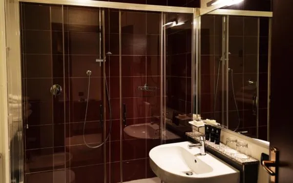 Bathroom in JR Hotels Bologna Amadeus