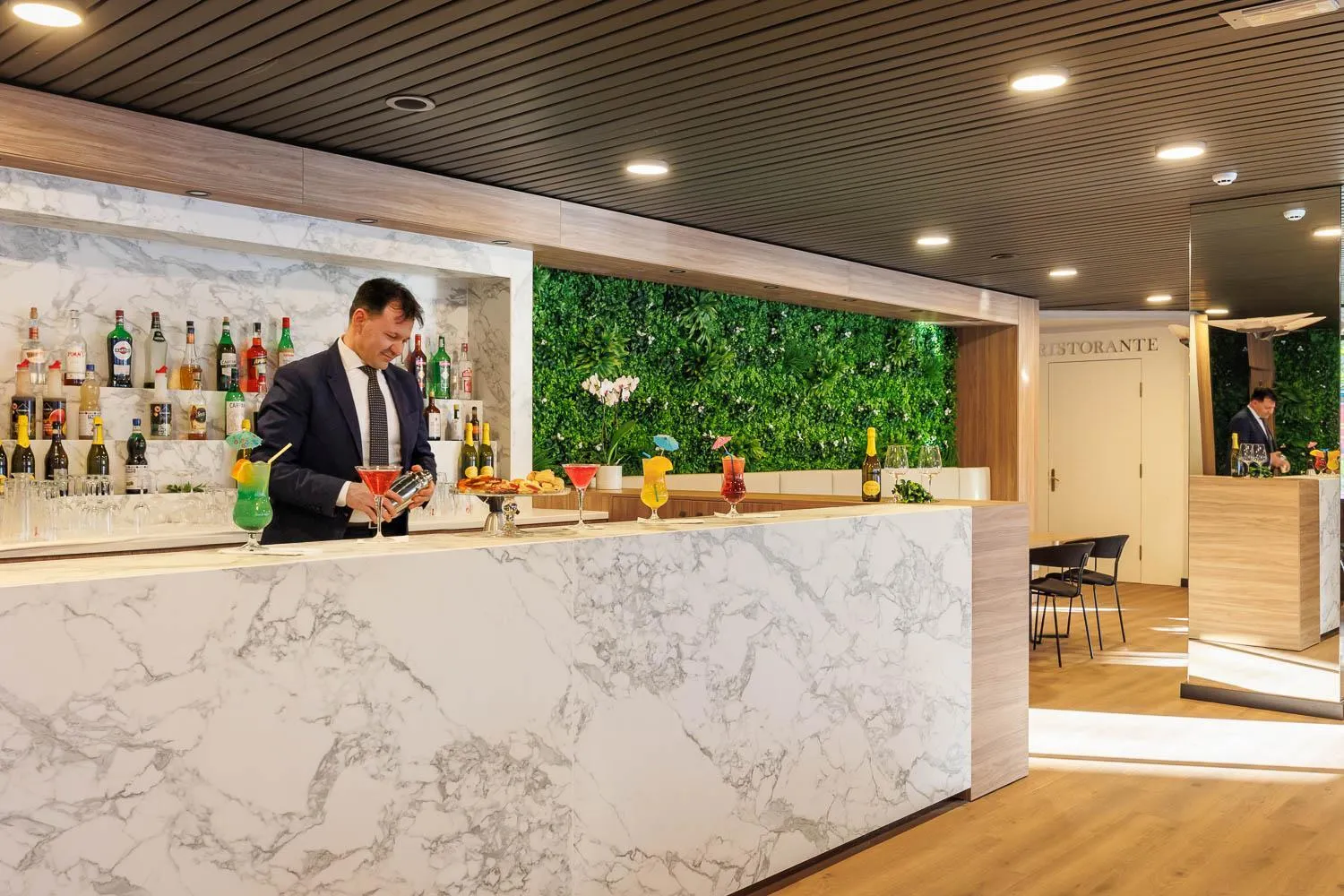 Lounge or bar in JR Hotels Bologna Amadeus