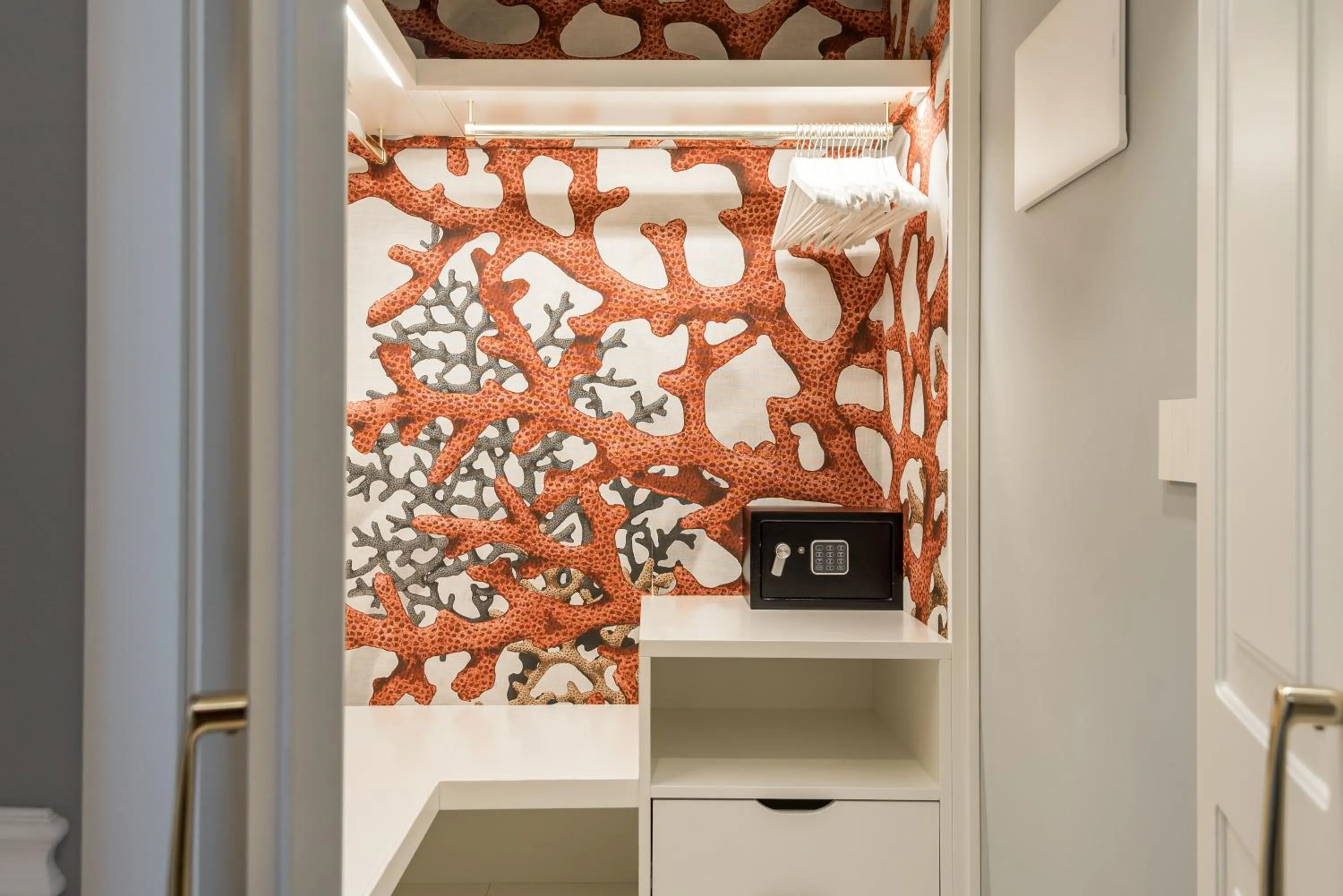 wardrobe in Hotel Vis à Vis