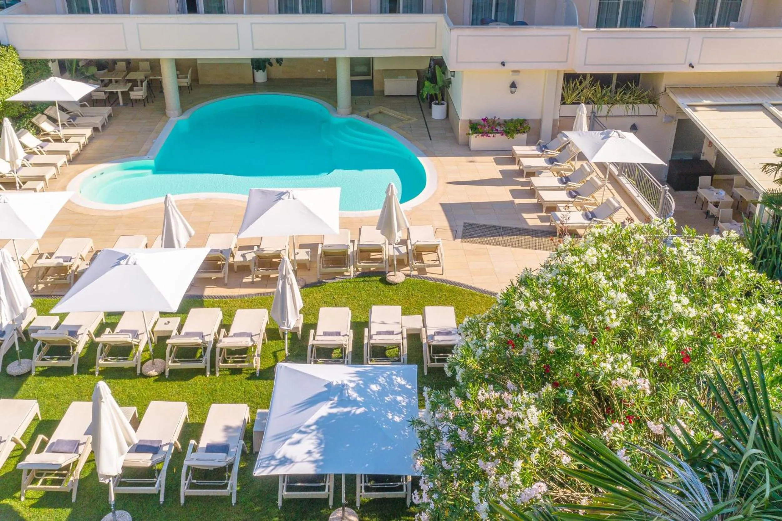 Pool view in Villa Rosa Hotel Desenzano
